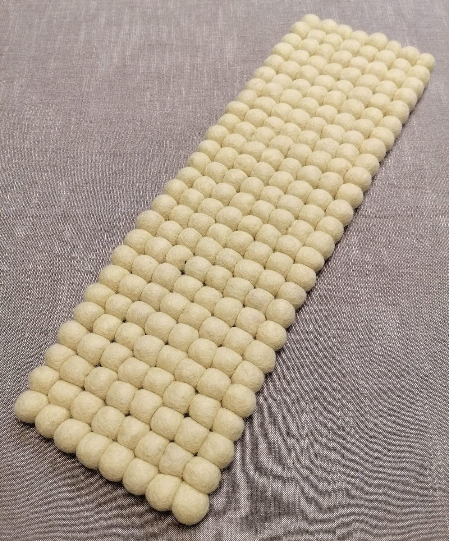 Wollfilz-Kugel-Unterlage eckig 16 x 53 cm, Farbe helles Kiwigrün
