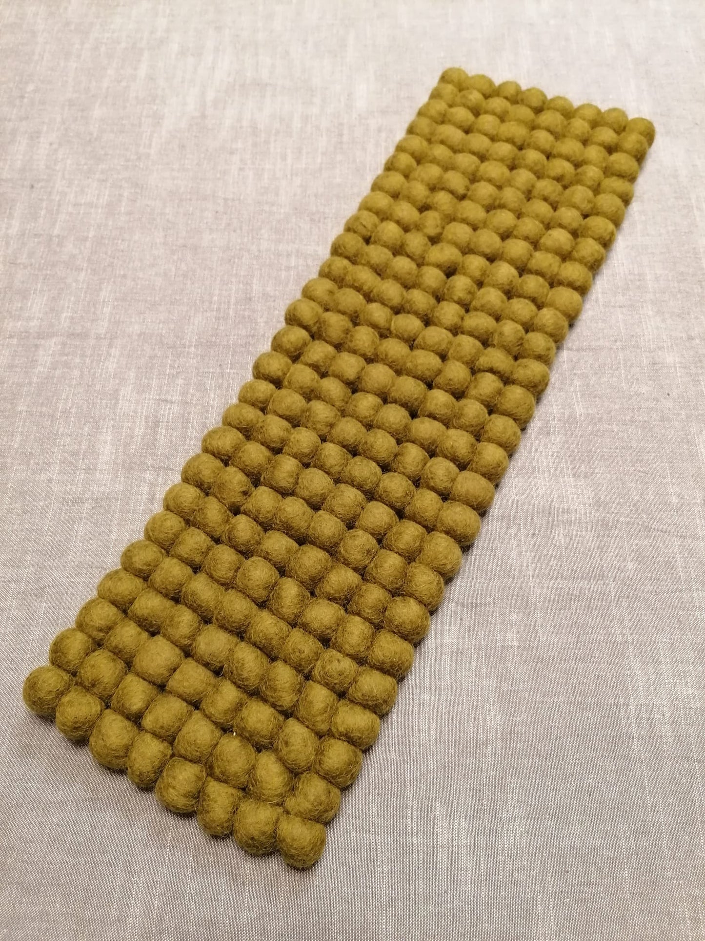 Wollfilz-Kugel-Unterlage eckig 16 x 53 cm, Farbe oliv