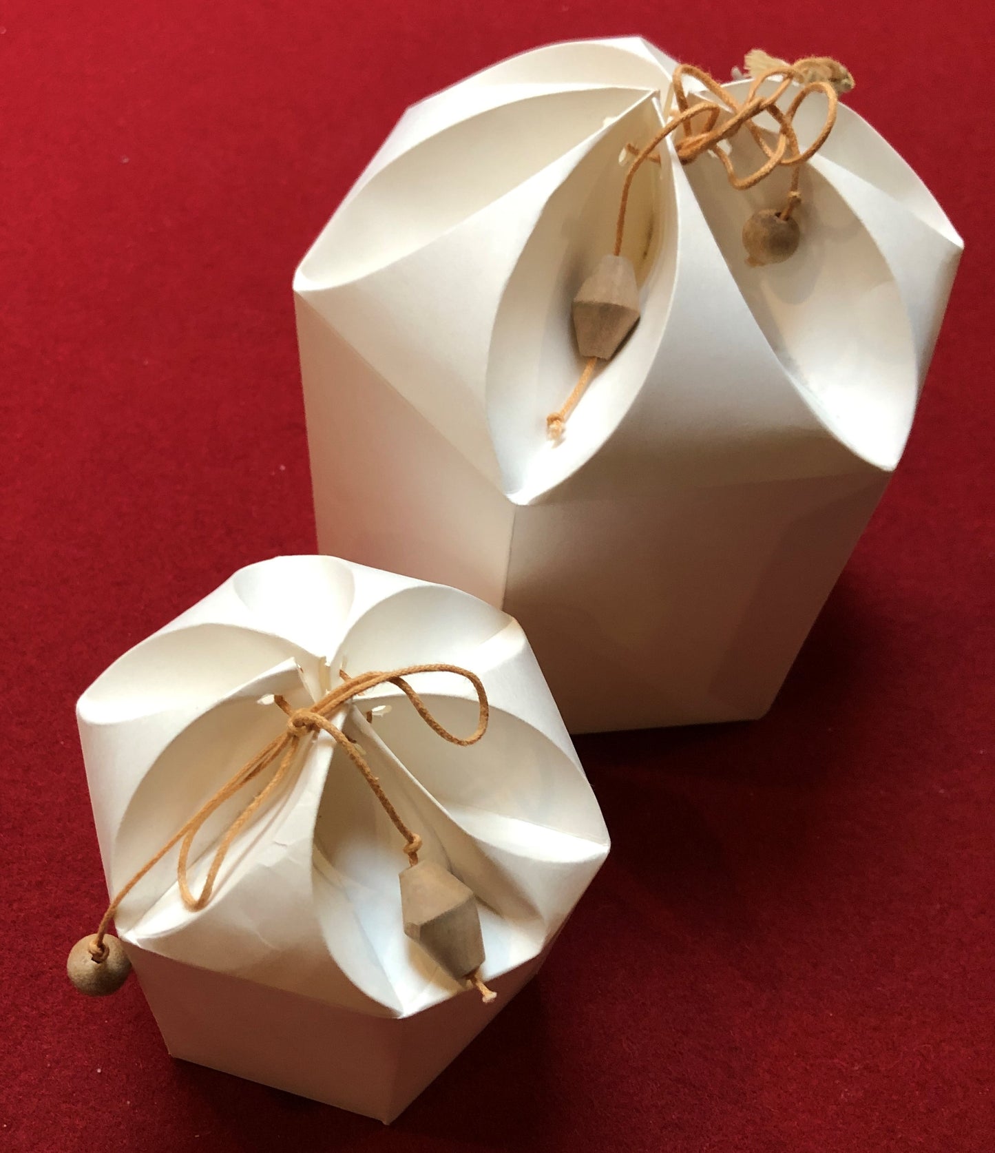 Geschenkschachteln 2er Set weiß mit Lederbändchen und Holzperlen