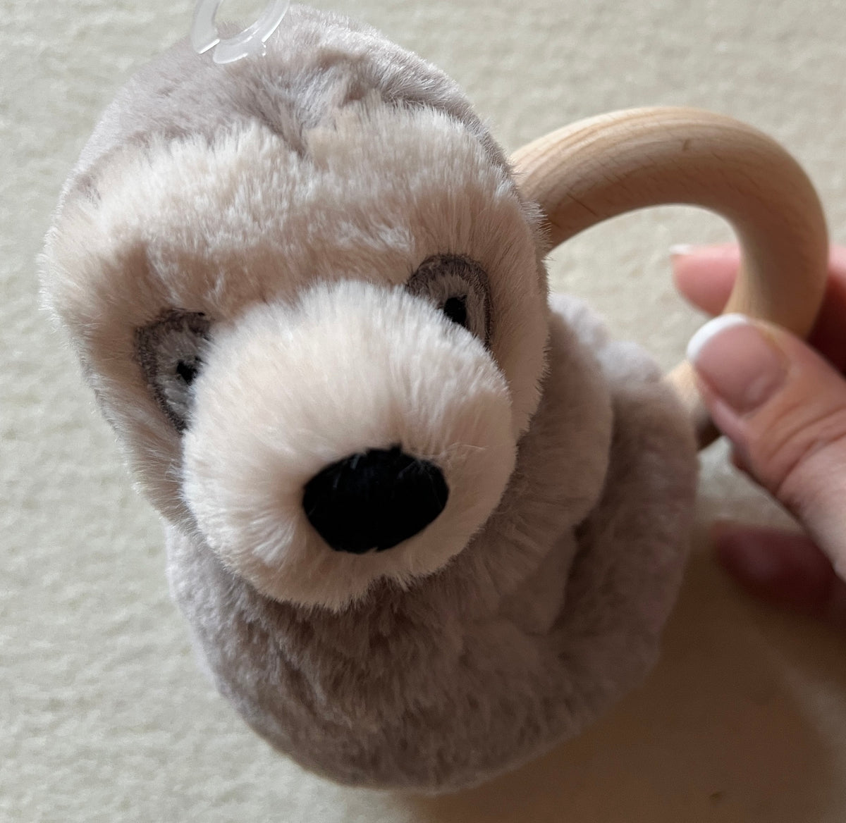 SLOW Faultier Kuschelspielzeug grau mit Holz-Beißring