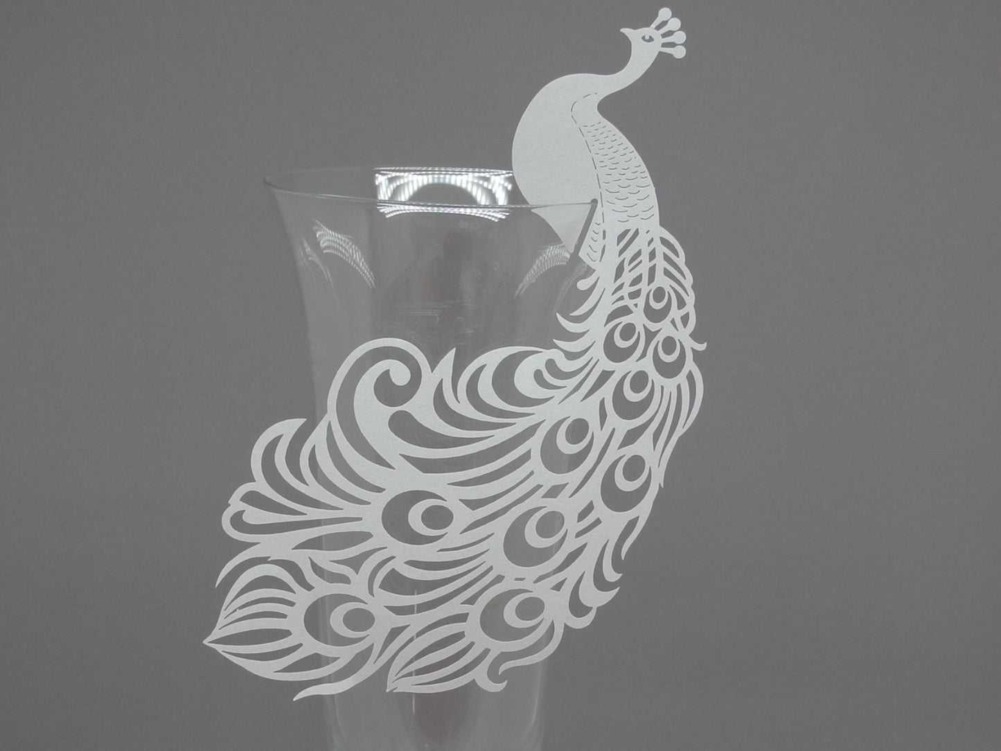 Birdy Namenskarte / Glastopper Pfau, weiss