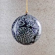 Pappmaché-Kugel D 7,5 cm schwarz, florale Grafik weiß