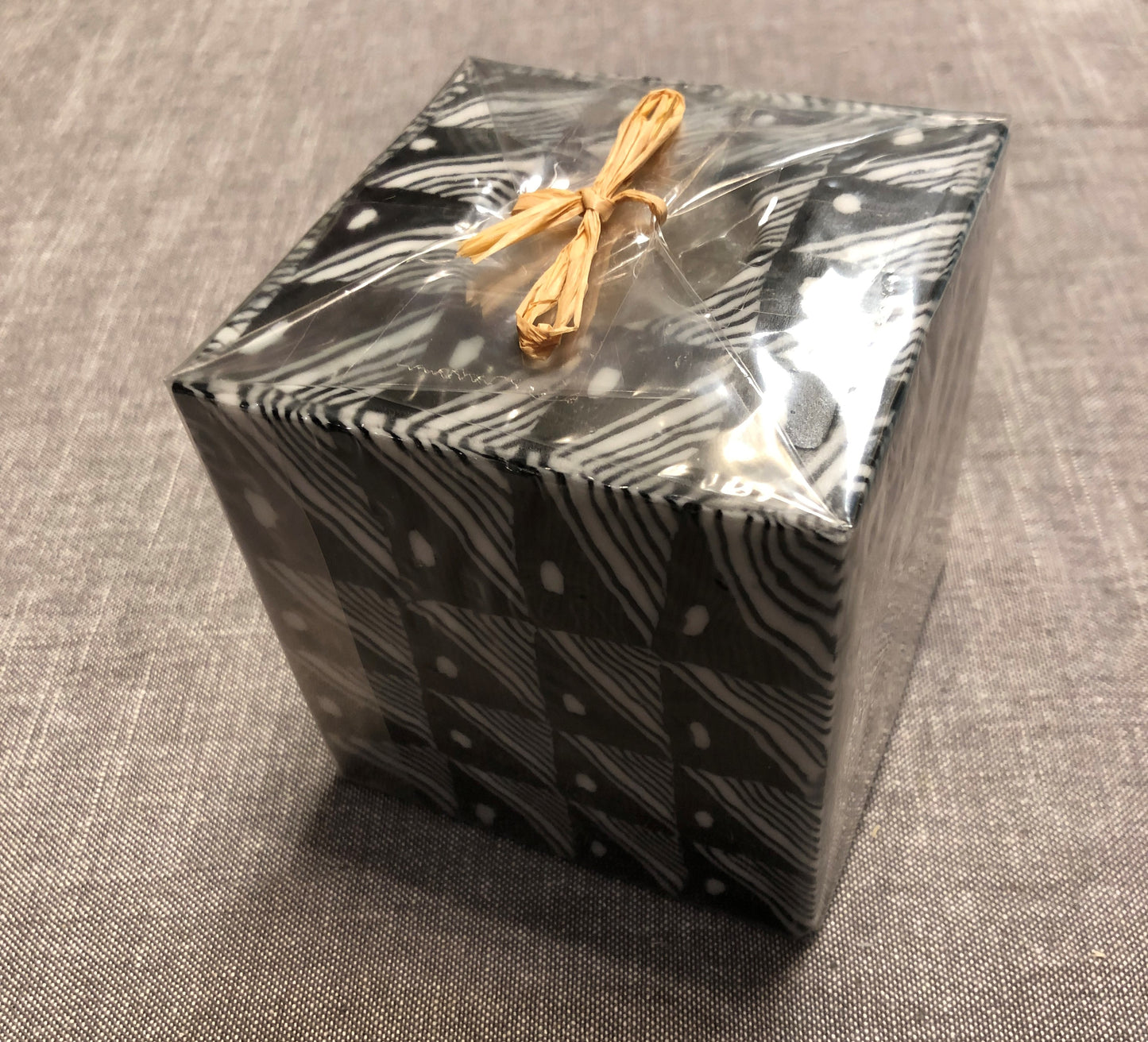 Windlicht-Kerze B 9 cm, H 9 cm, T 9 cm, Schwarz-Weiß