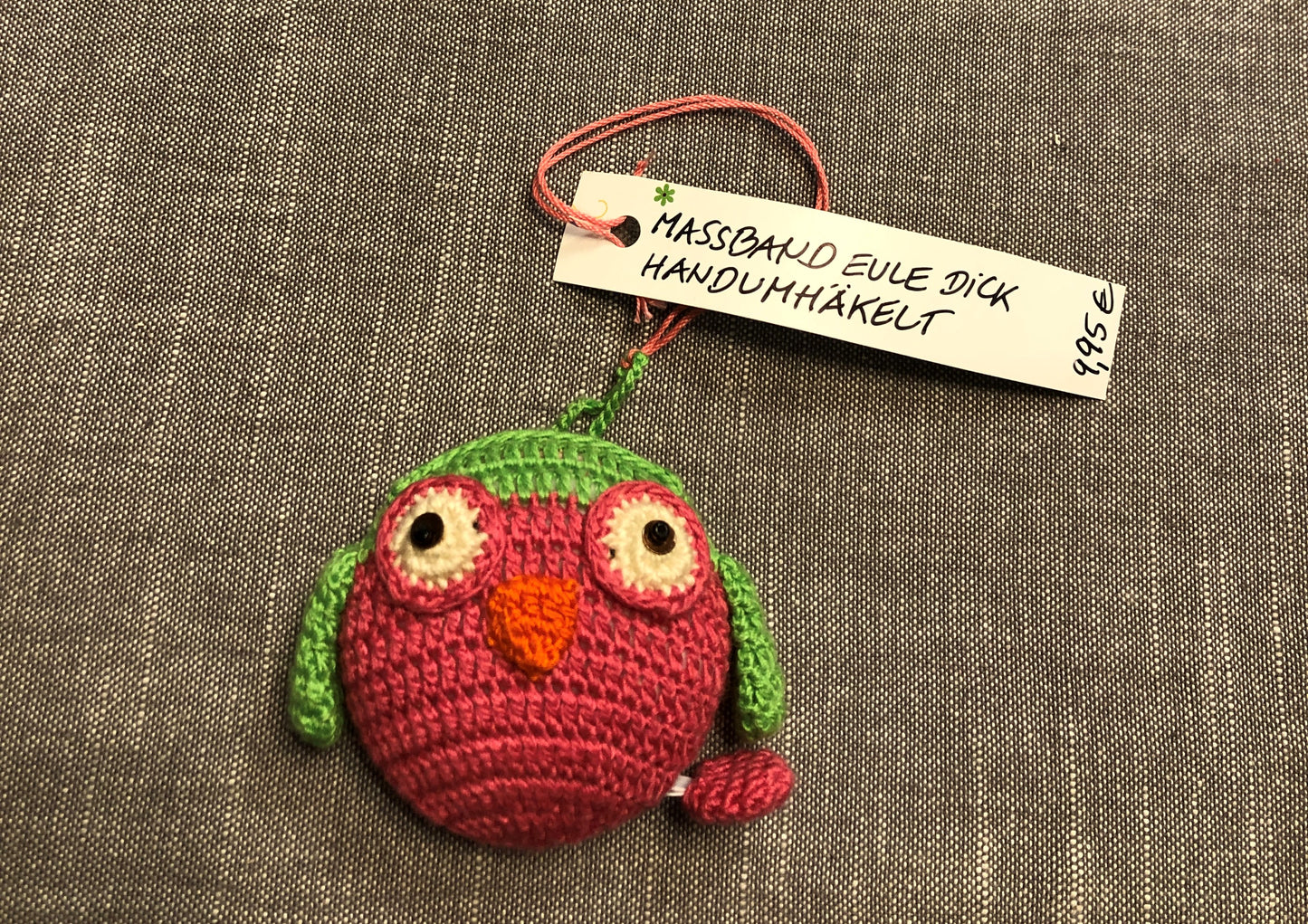 Birdy Eule Maßband dick, handgehäkelt, D 7 cm, H 3 cm - pink-apfelgrün