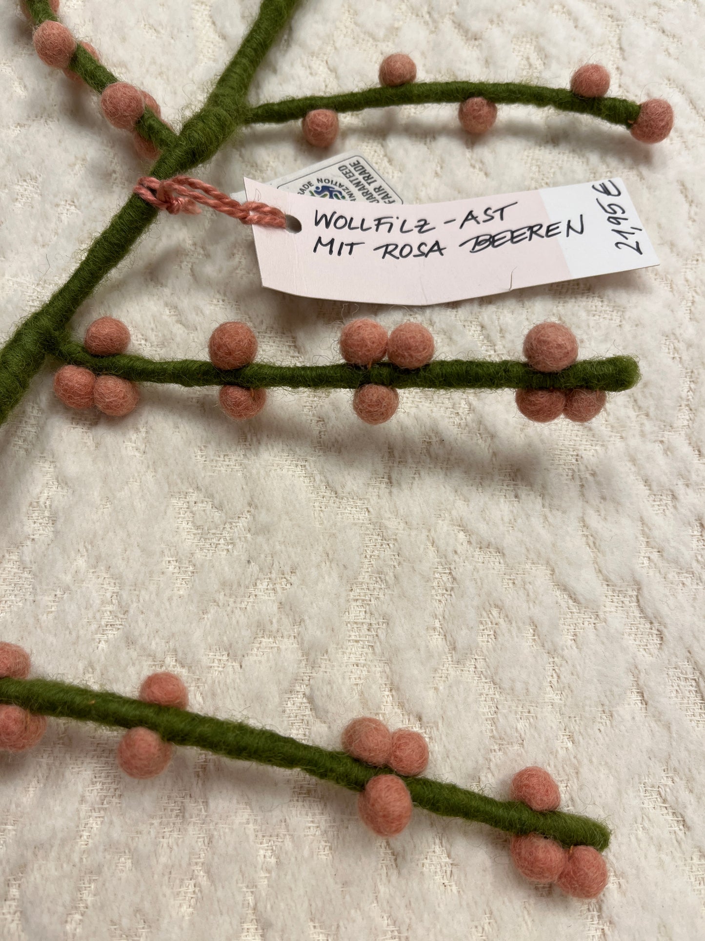 Wollfilzast grün mit rosa Beeren