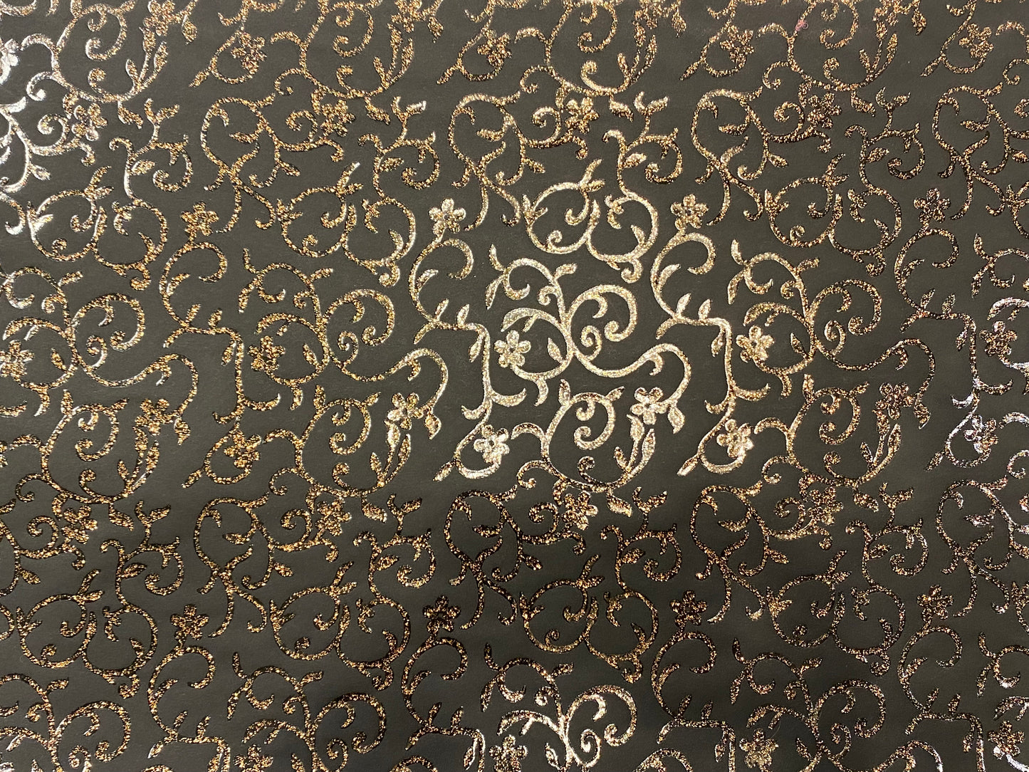 Geschenkpapier schwarz mit kupferbraunen Glitzerblumen