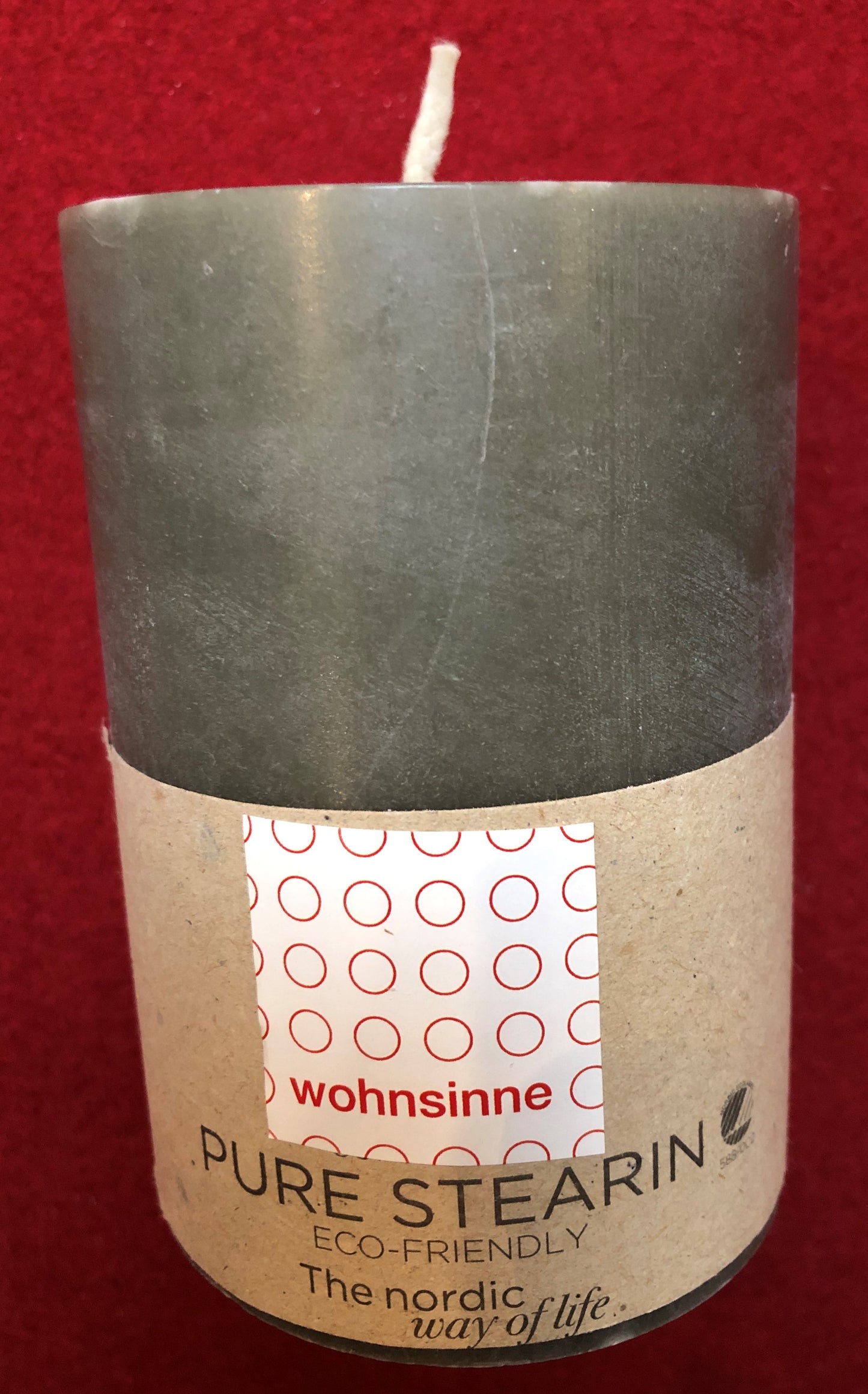 Zylinder-Kerze D 7 cm, H 10 cm, dkl-leinen (leicht grünl.), brennt 37 Std., aus Stearin