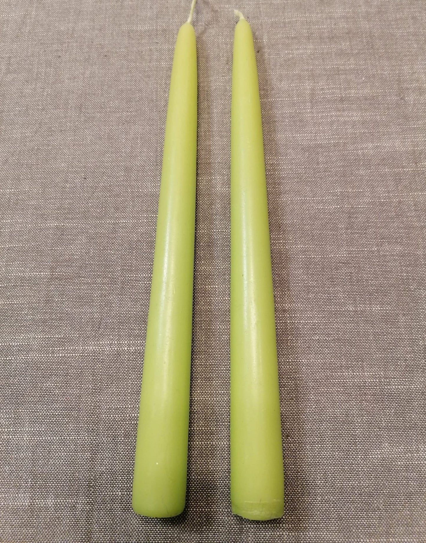 Spitz-Kerzen 2er Set, maigrün, D 2,2 cm, H 24 cm, brennt 6 Std, 100 % Paraffin