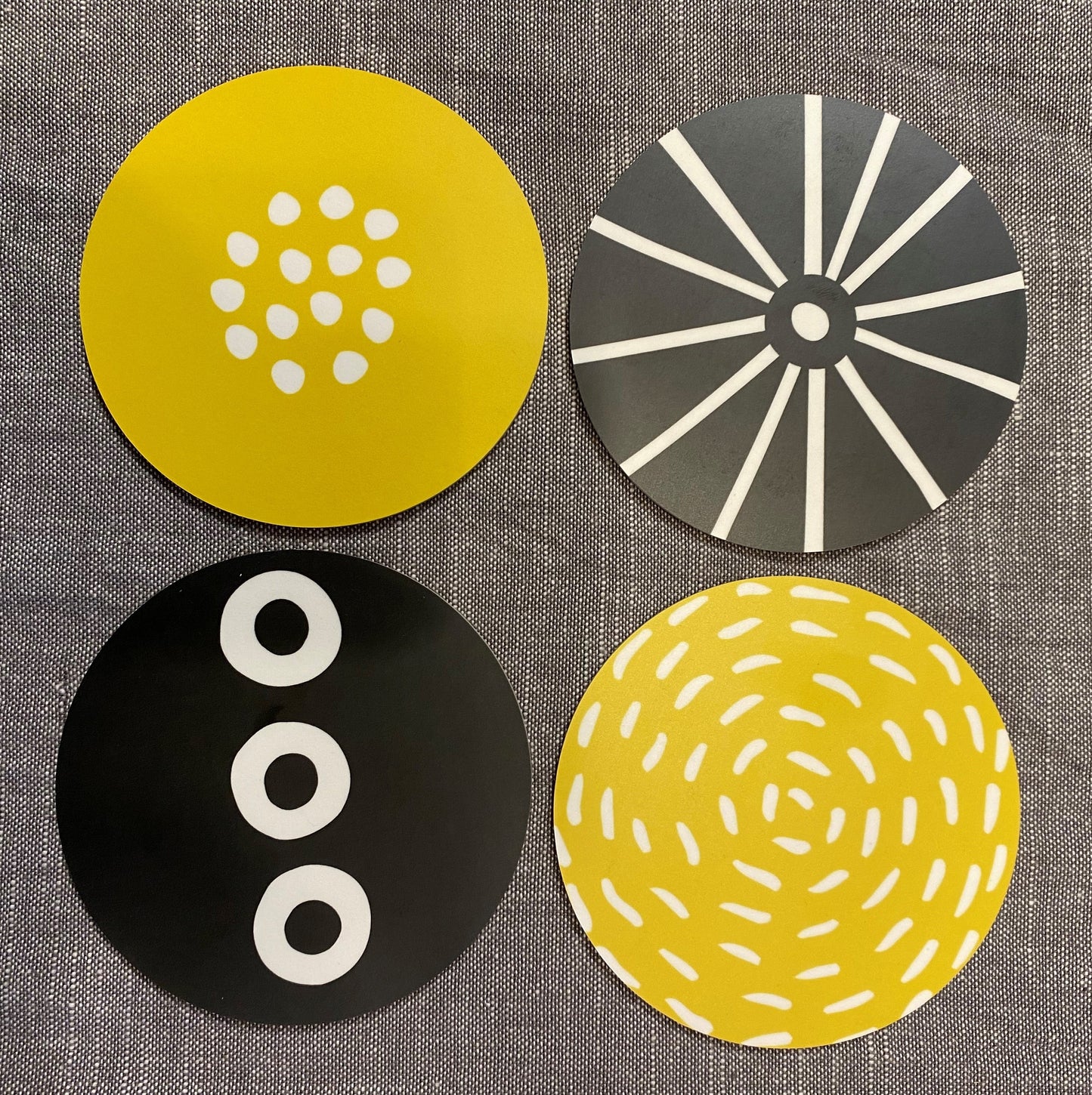 4er Set Untersetzer gelb-schwarz-weiß