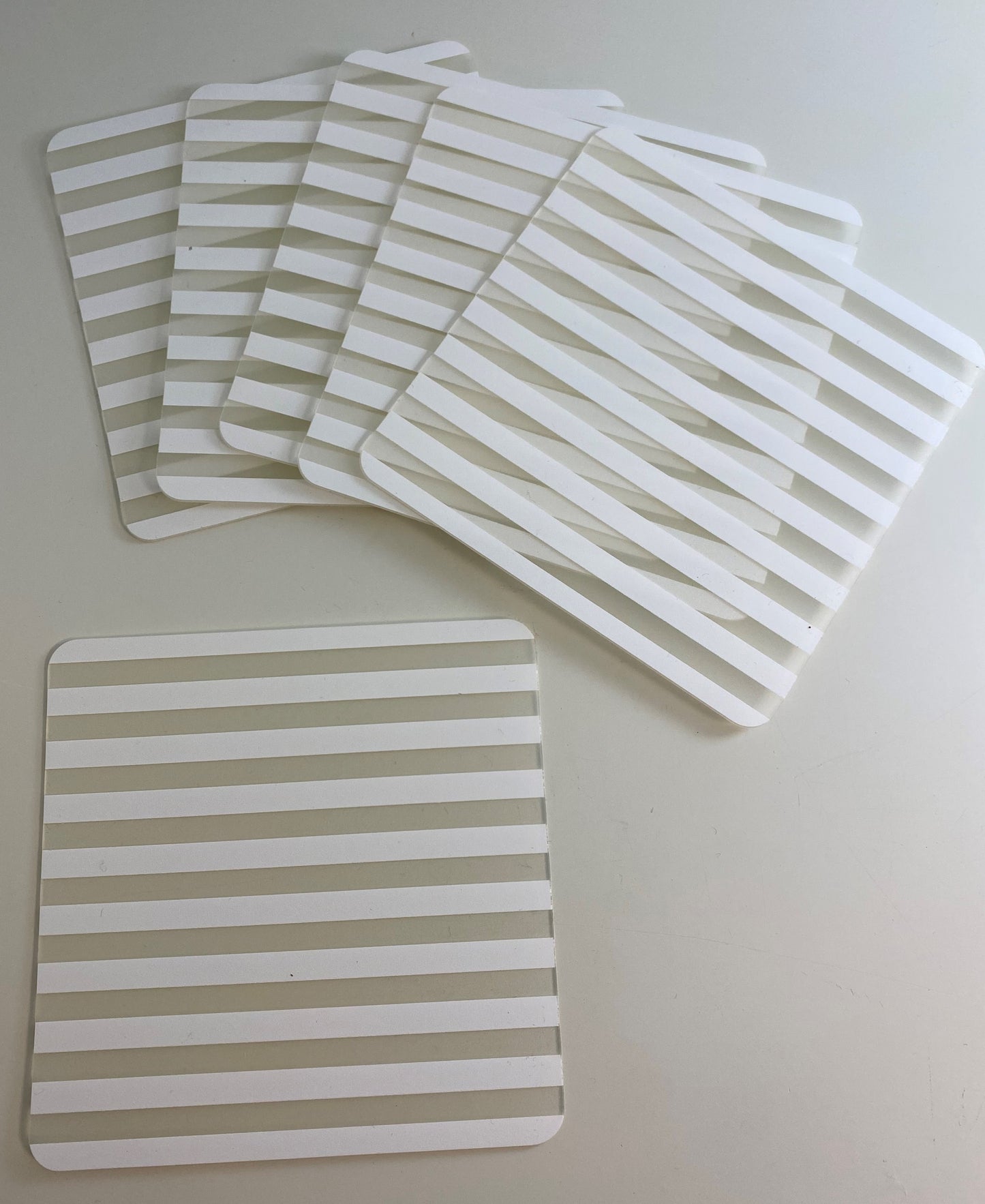 6er Set Untersetzer, Kunststoff 11 x 11 x 0,1 cm, weiß-transparent gestreift
