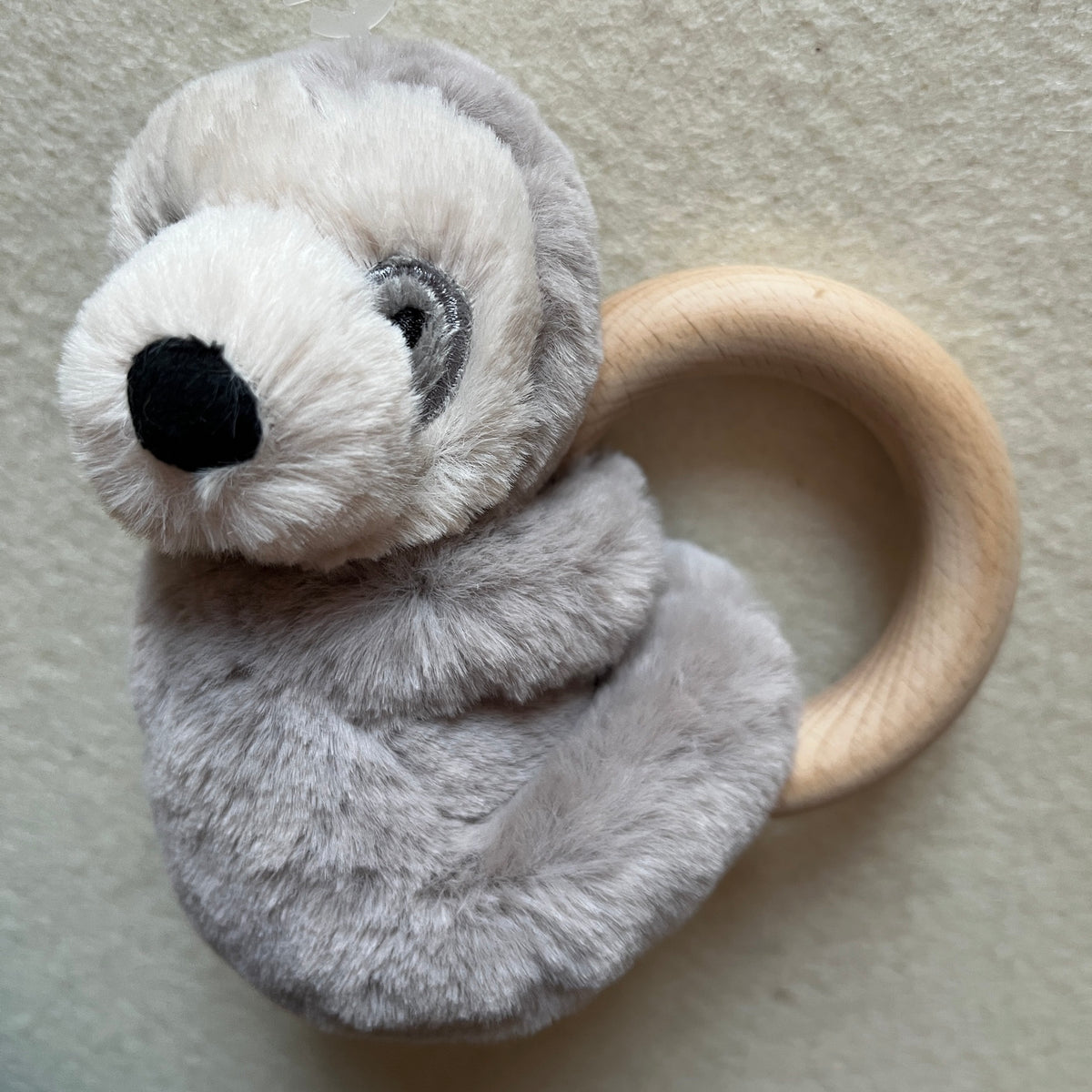 SLOW Faultier Kuschelspielzeug grau mit Holz-Beißring