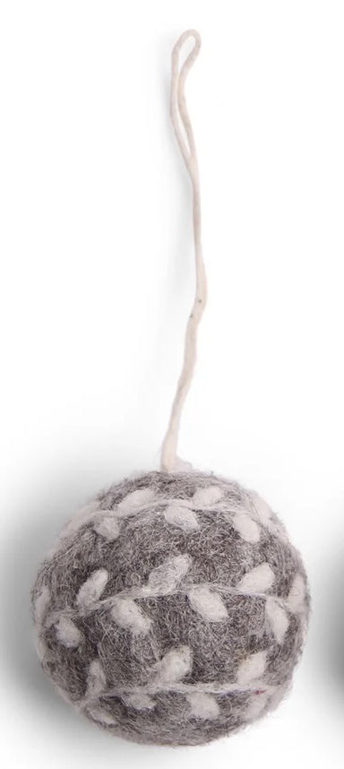 Wollfilz-Weihnachtskugel grau mit weiß
