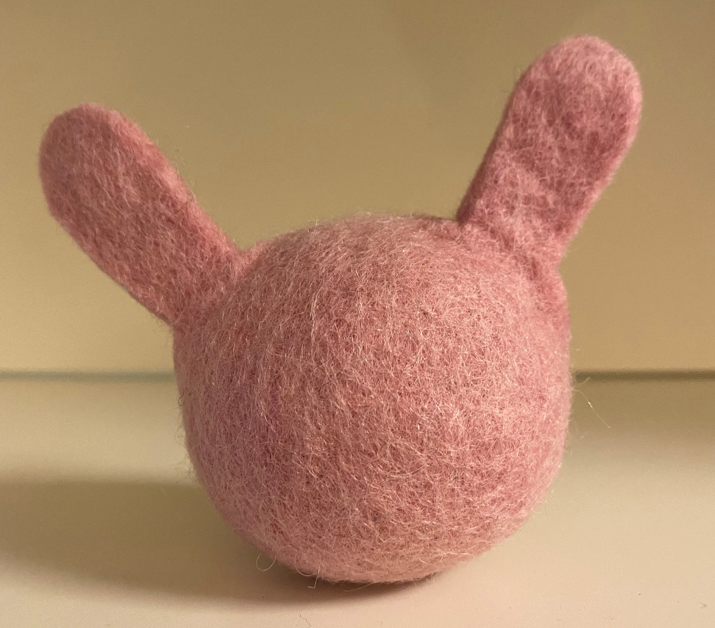 Langohr Wollfilz-Ball Hase rosa, D 6 cm, H 10 cm