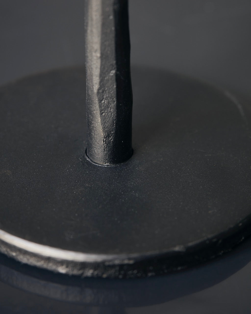Handgefertigter Kerzenhalter Single, Eisen schwarz, H 18 cm, D 6 cm