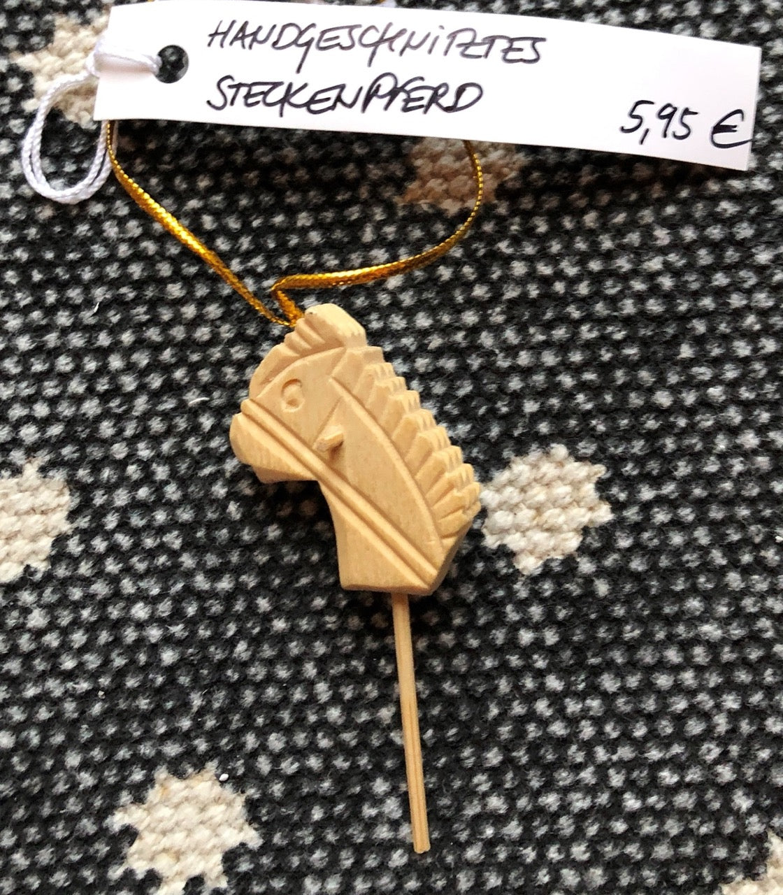 Holz-Anhänger Steckenpferd handgeschnitzt, 2 x 6 x 0,5 cm