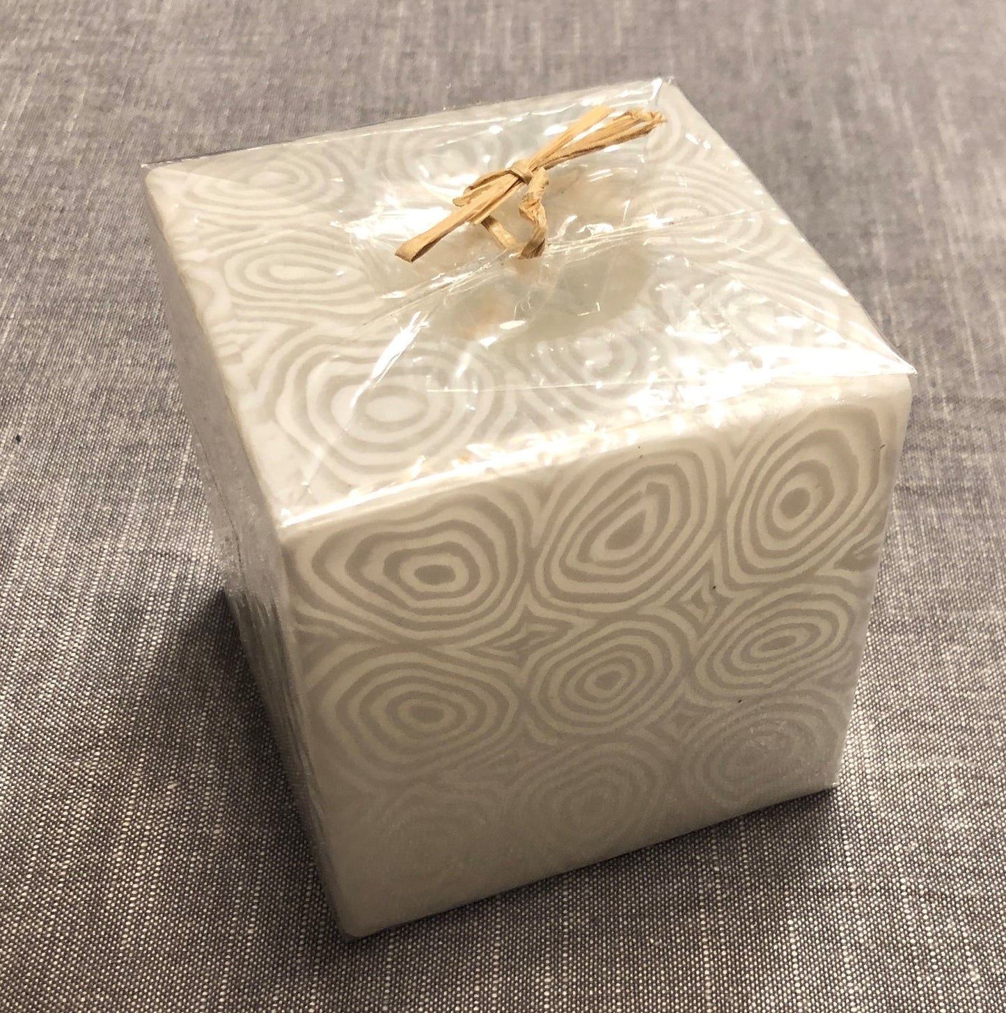 Windlicht-Kerze B 9 cm, H 9 cm, T 9 cm, beige, Kreismuster