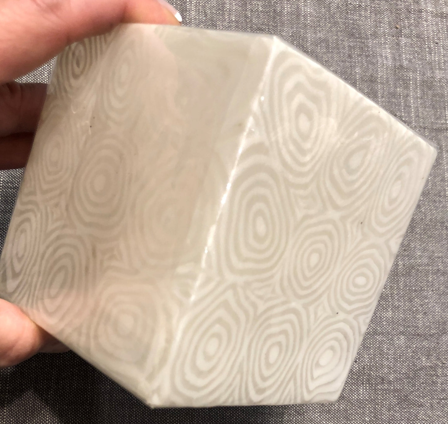 Windlicht-Kerze B 9 cm, H 9 cm, T 9 cm, beige, Kreismuster
