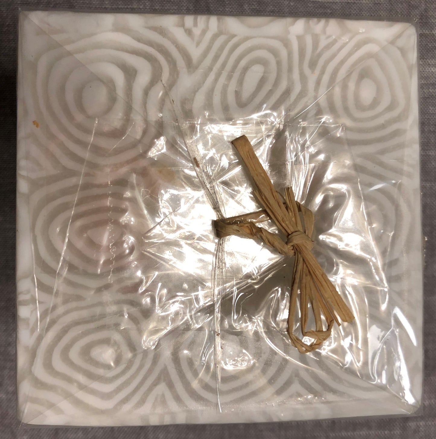 Windlicht-Kerze B 9 cm, H 9 cm, T 9 cm, beige, Kreismuster