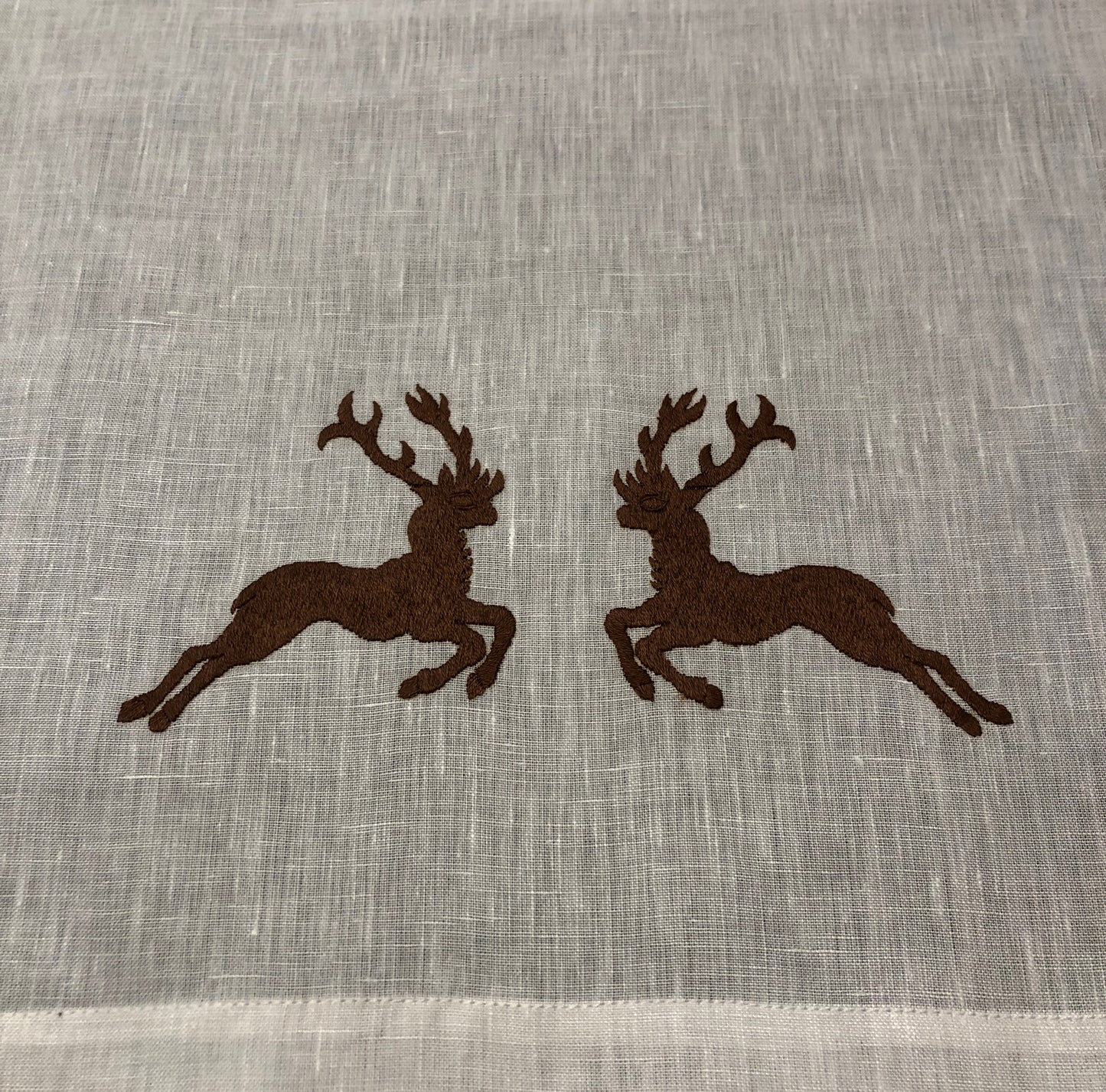 Forest Tischläufer aus Leinen mit Hirschbestickung, 50 x 150 cm