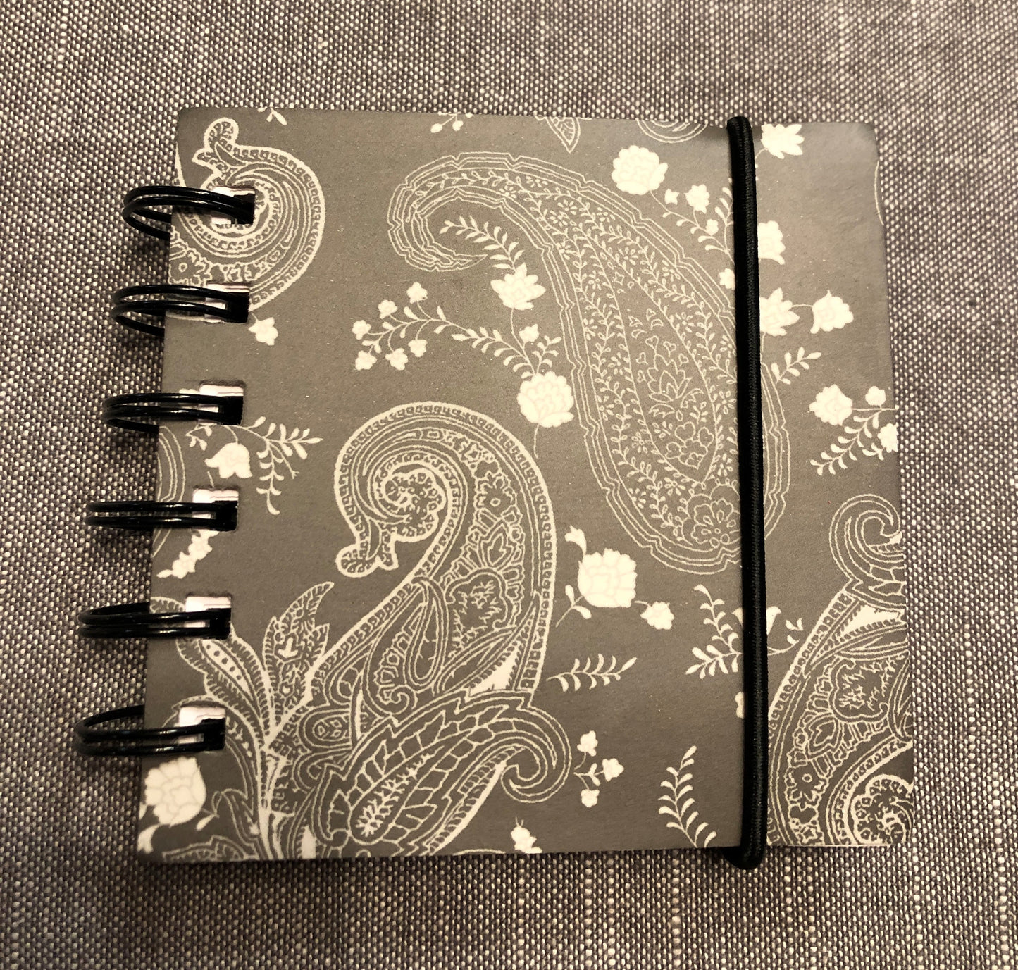 Spiral-Notizbuch Paisley grau 9 x 9 x 1,5 cm, Seiten liniert