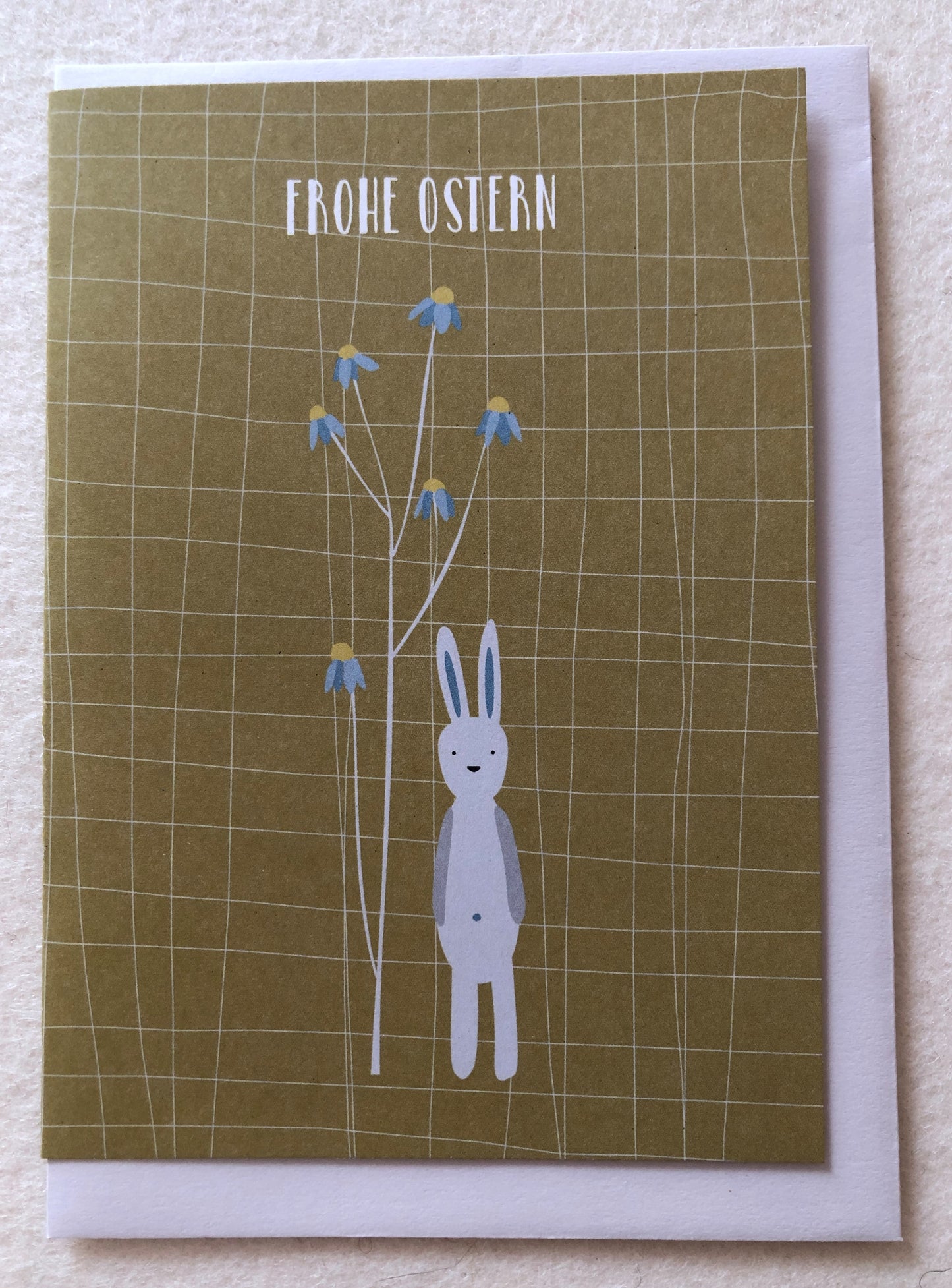 Langohr Doppelkarte Hase stehend mit Blume, ocker