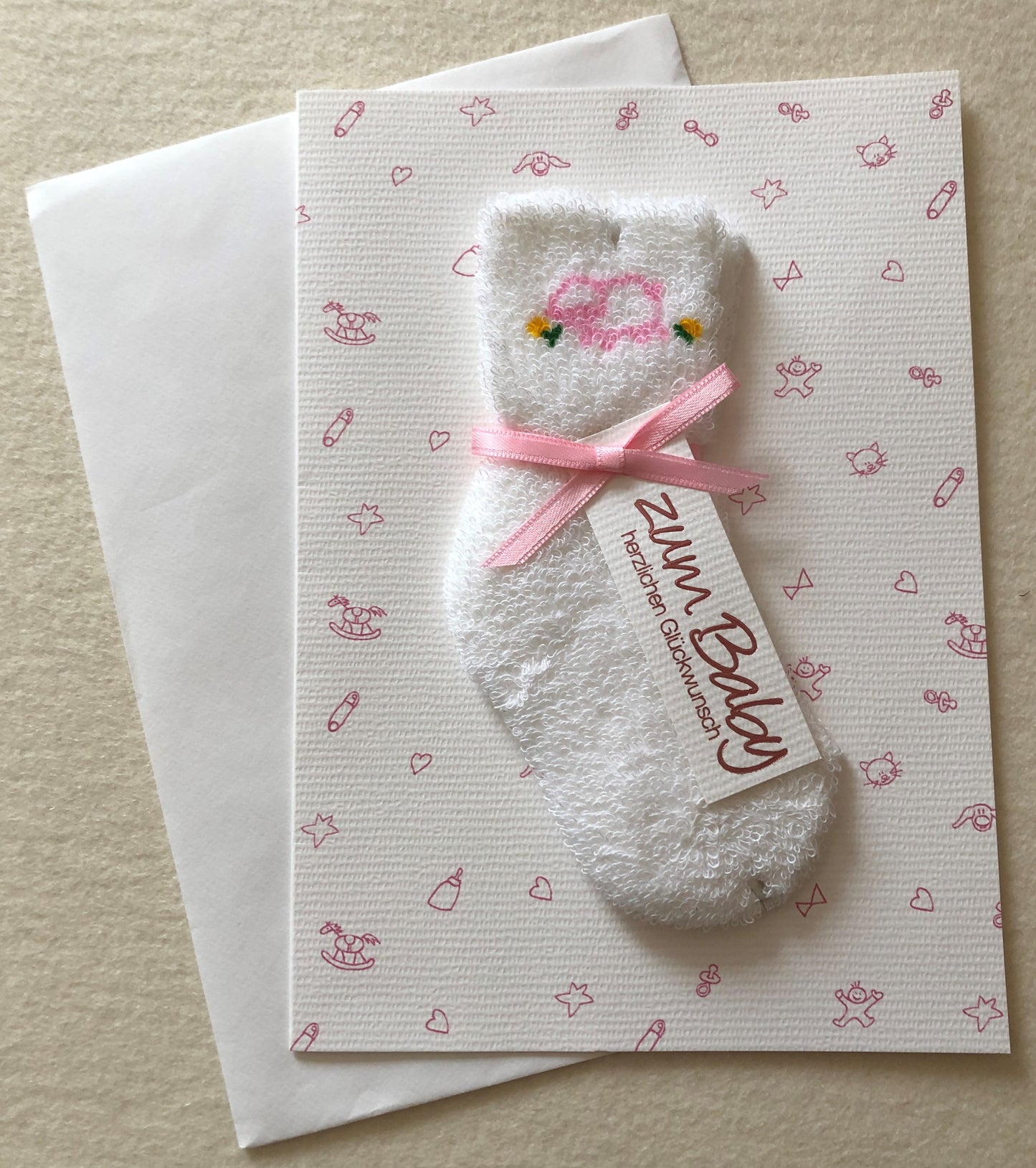 "Määh" Doppelkarte mit Babysöckchen weiß-rosa