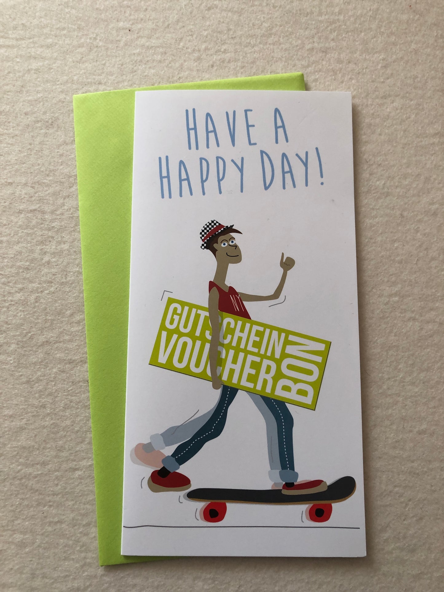 Männerwelt Gutschein Doppelkarte DIN lang, Mann mit Hut fährt Skateboard