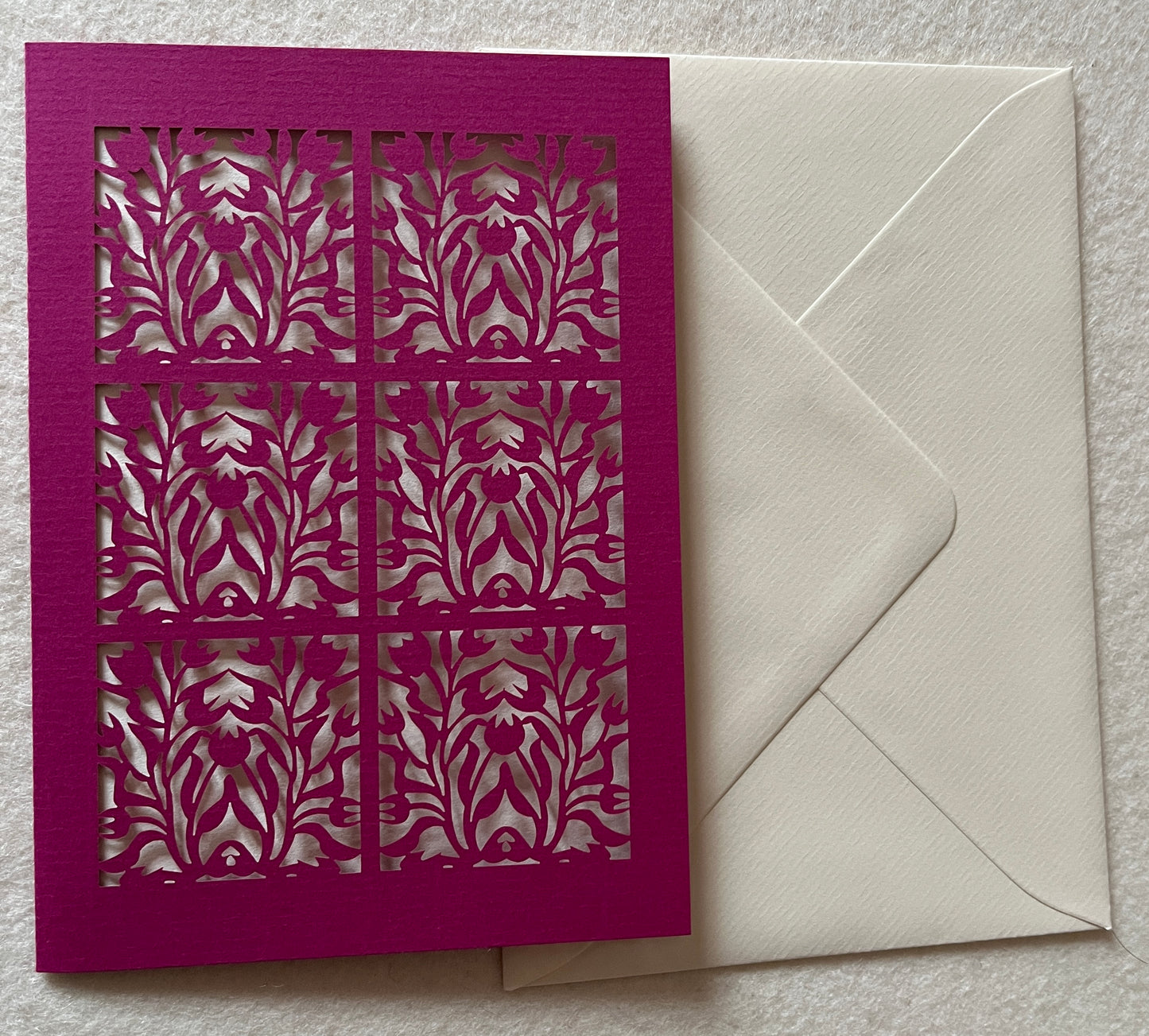 Doppelkarte Scherenschnitt Blumen und Ranken, 11,4 x 16 cm