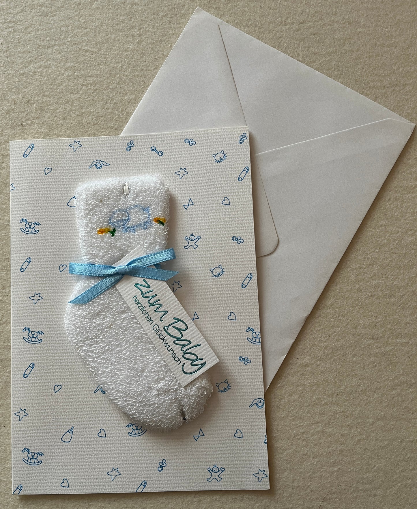 "Määh" Doppelkarte mit Babysöckchen hellblau-weiß