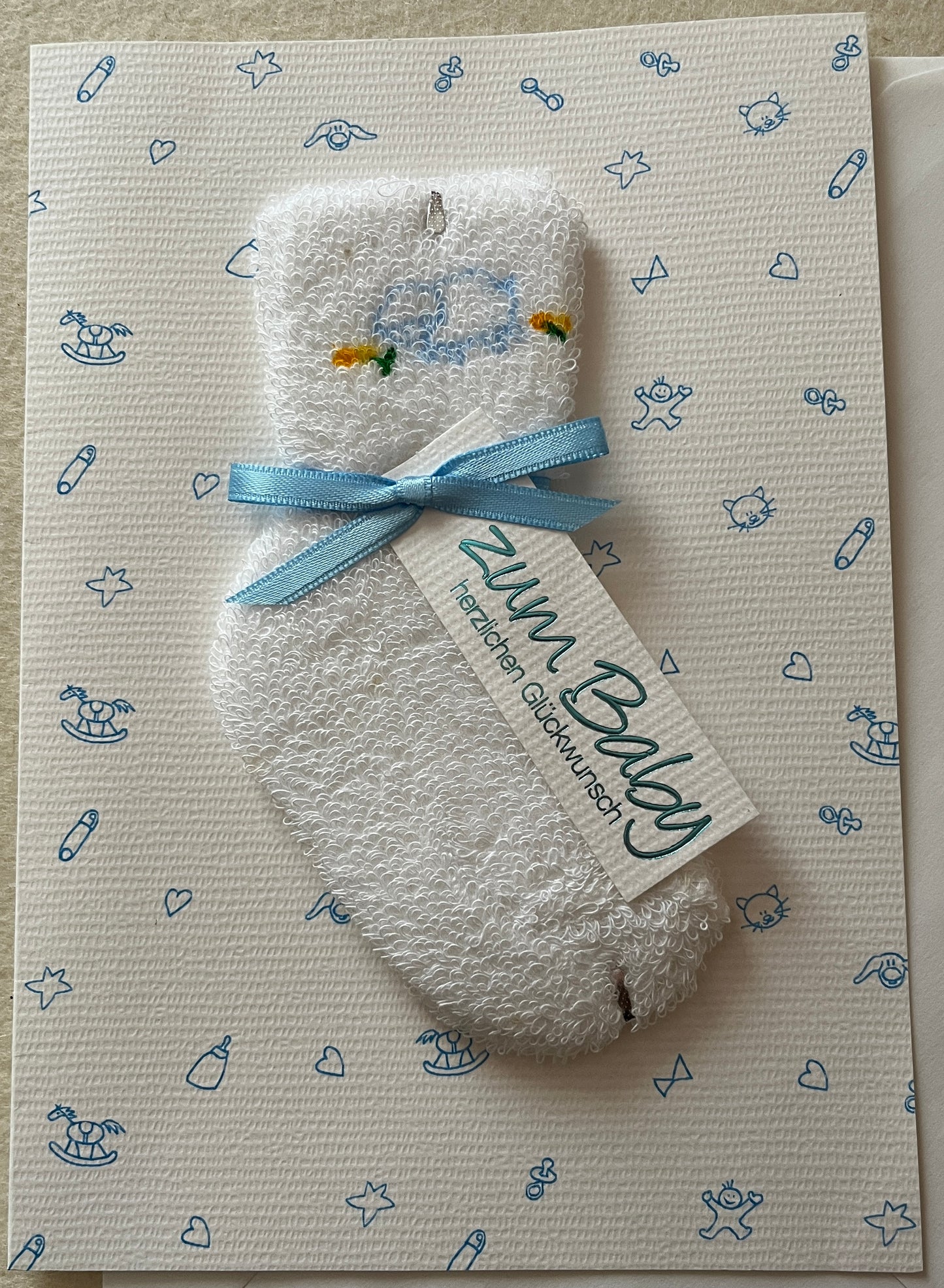 "Määh" Doppelkarte mit Babysöckchen hellblau-weiß