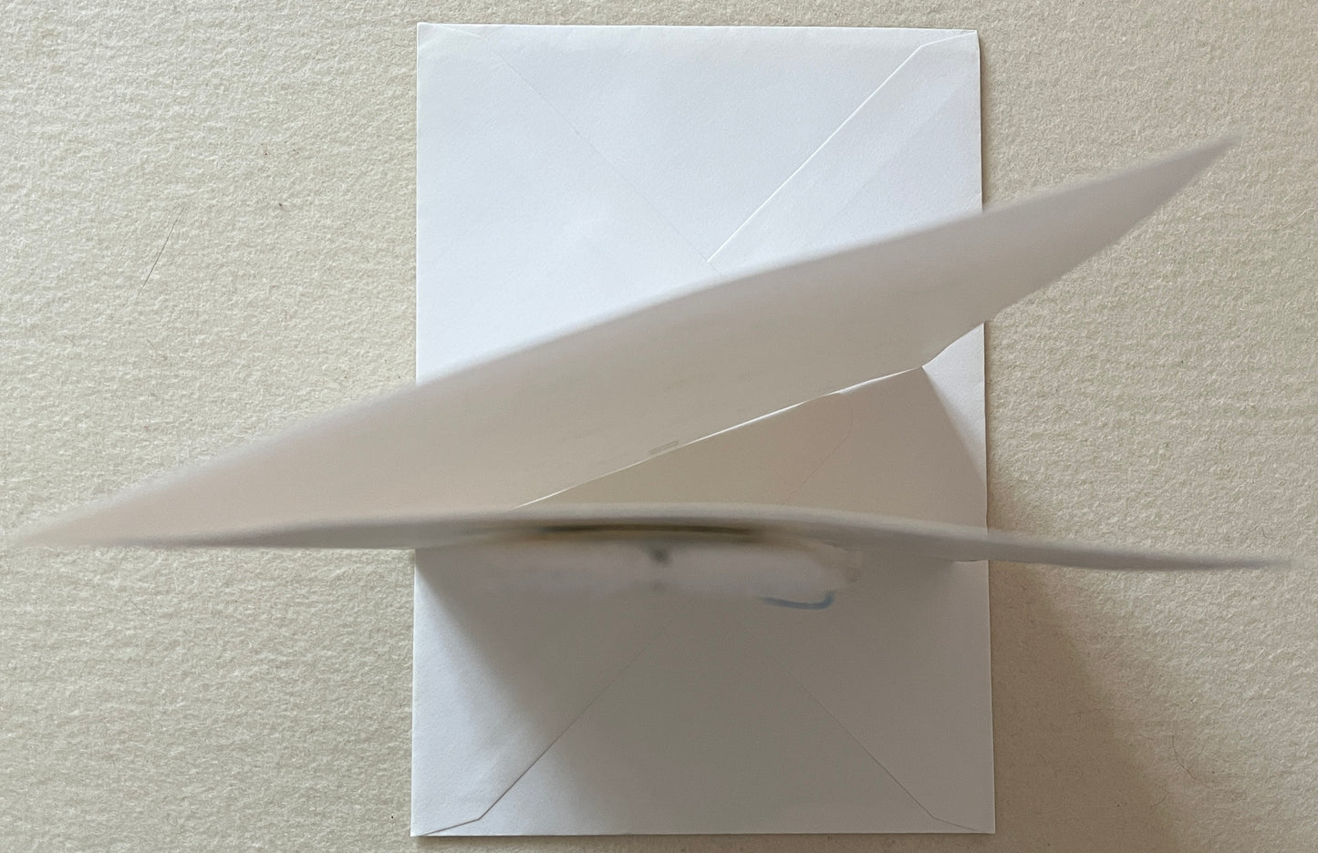 "Määh" Doppelkarte mit Babysöckchen hellblau-weiß