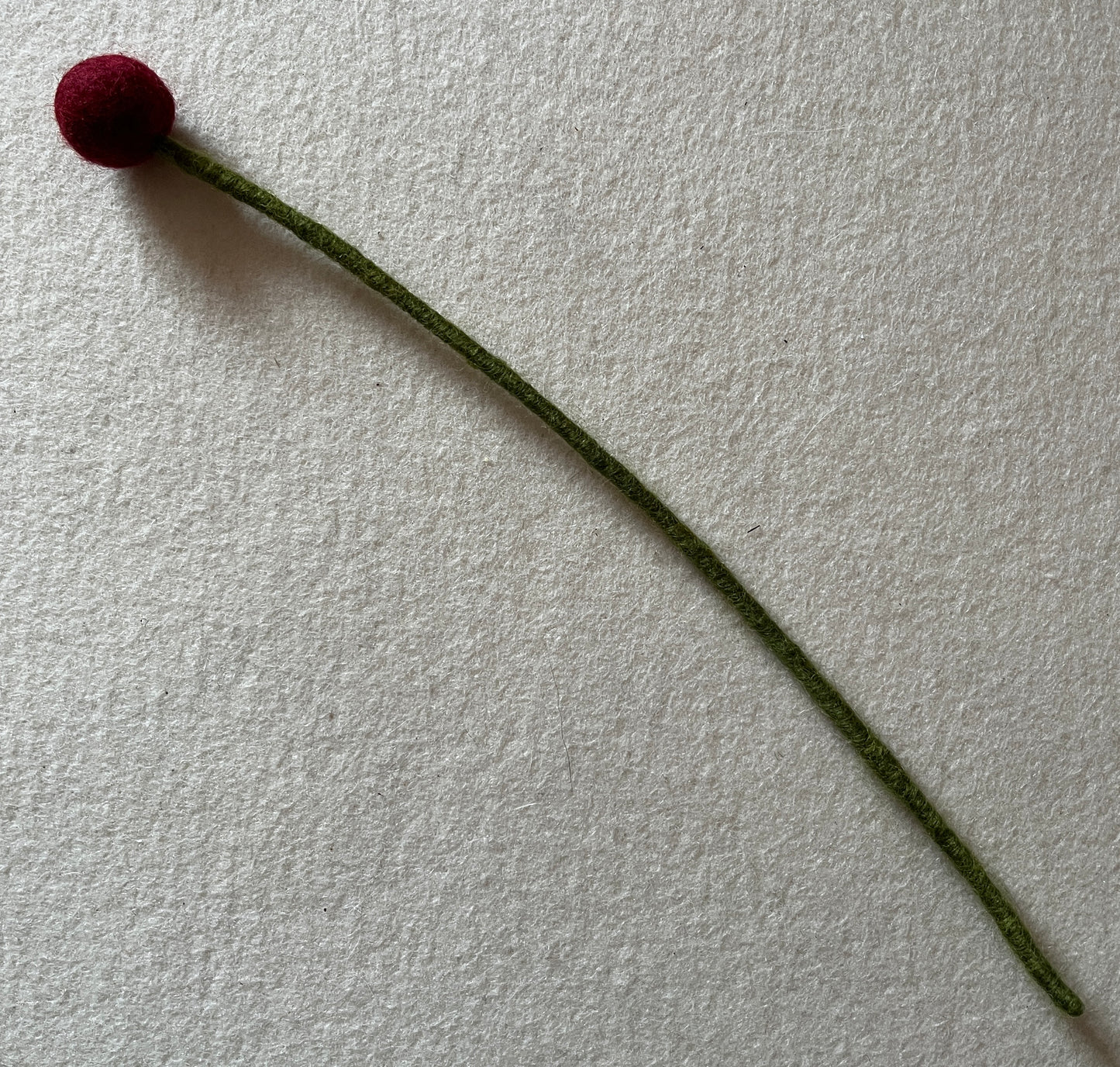 Wollfilz-Kugelblume rot D 2 cm, H 32 cm