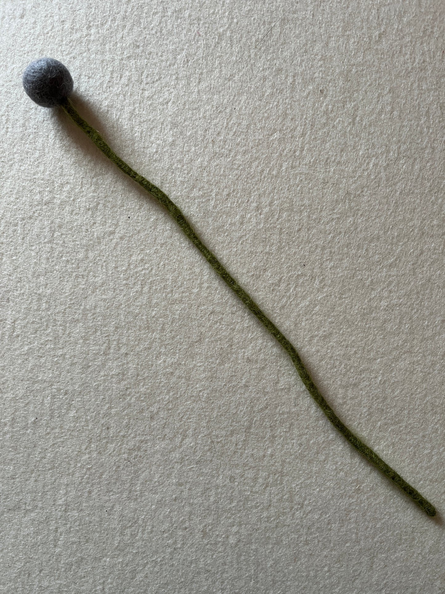 Wollfilz-Kugelblume grau D 2 cm, H 32 cm