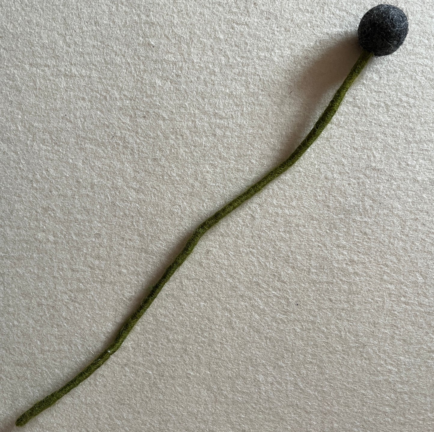 Wollfilz-Kugelblume anthrazitmeliert, D 2 cm, L 32 cm