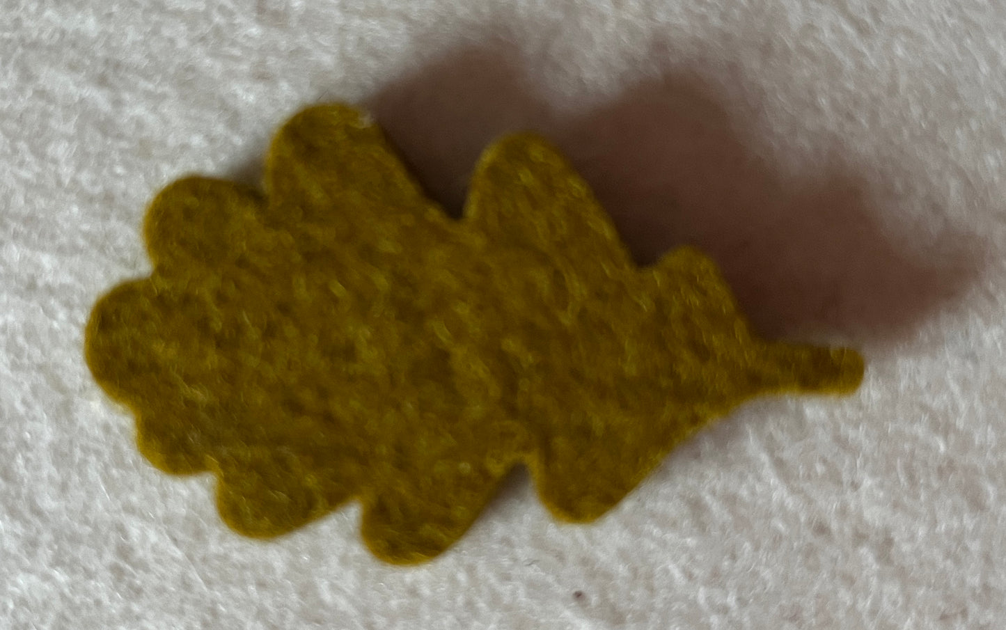 Hey-Sign Wollfilz-Streudeko Eicheblättchen, 96 = mustard