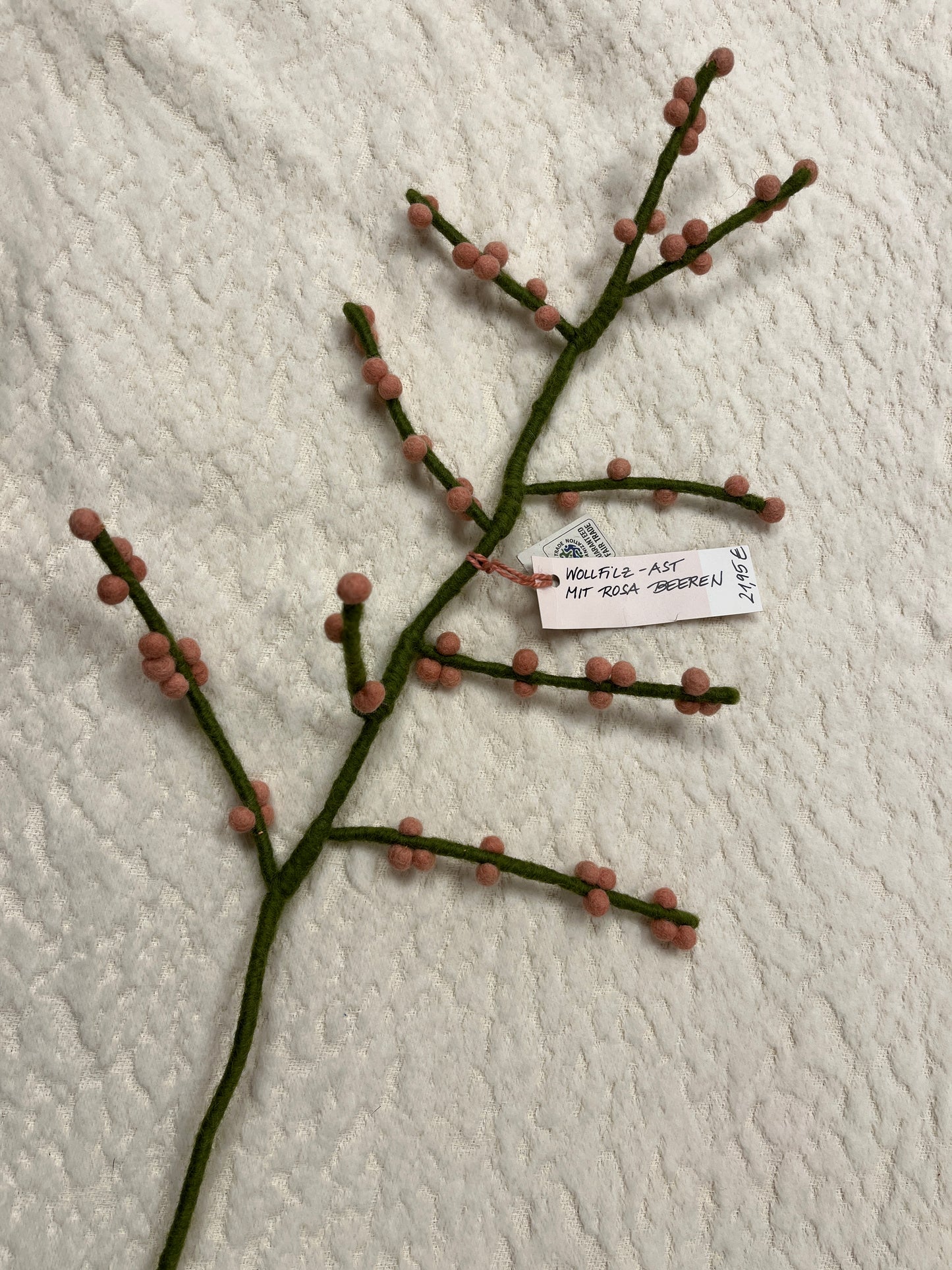 Wollfilzast grün mit rosa Beeren