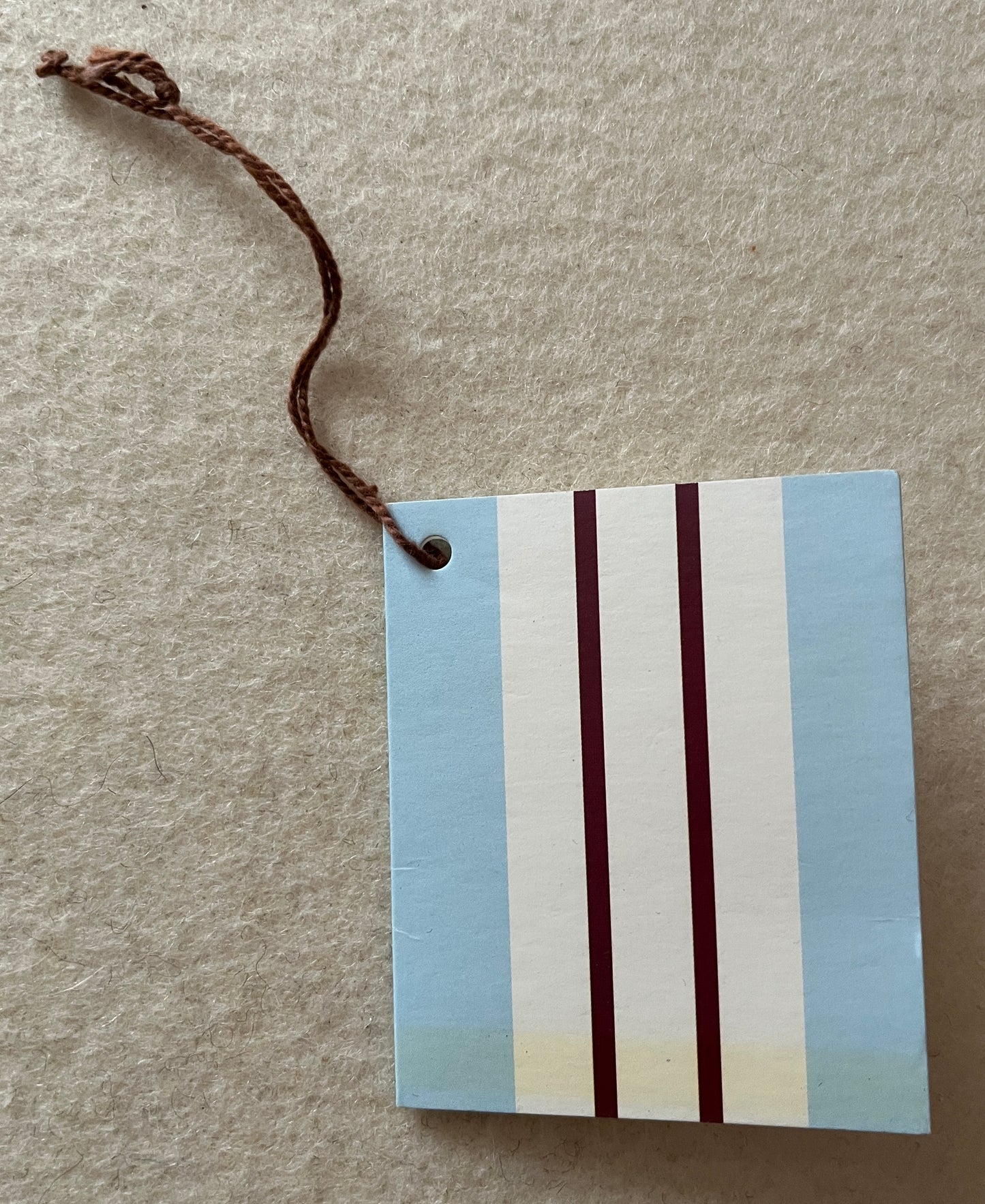 Geschenkanhänger Doppelkärtchen gestreift hellblau-beige-rotbraun