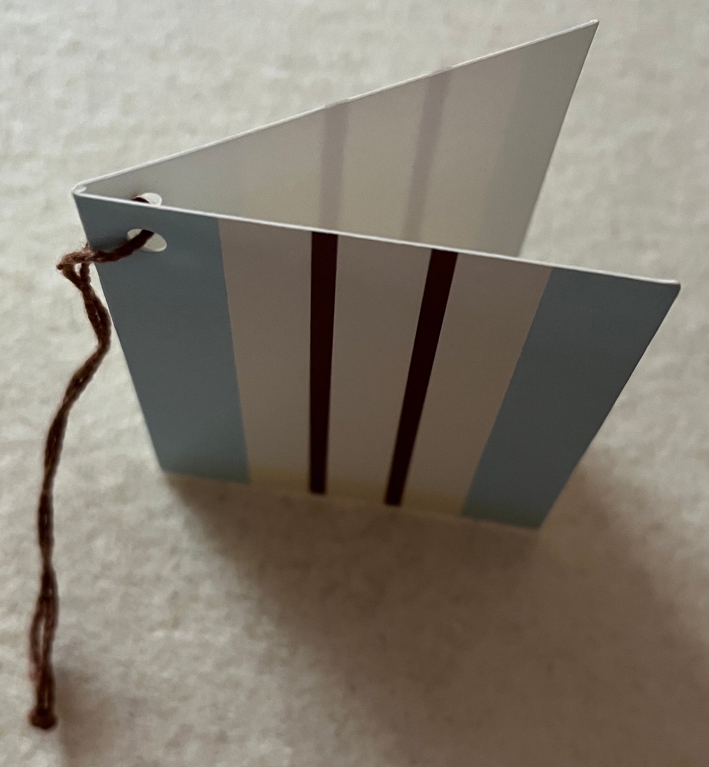 Geschenkanhänger Doppelkärtchen gestreift hellblau-beige-rotbraun