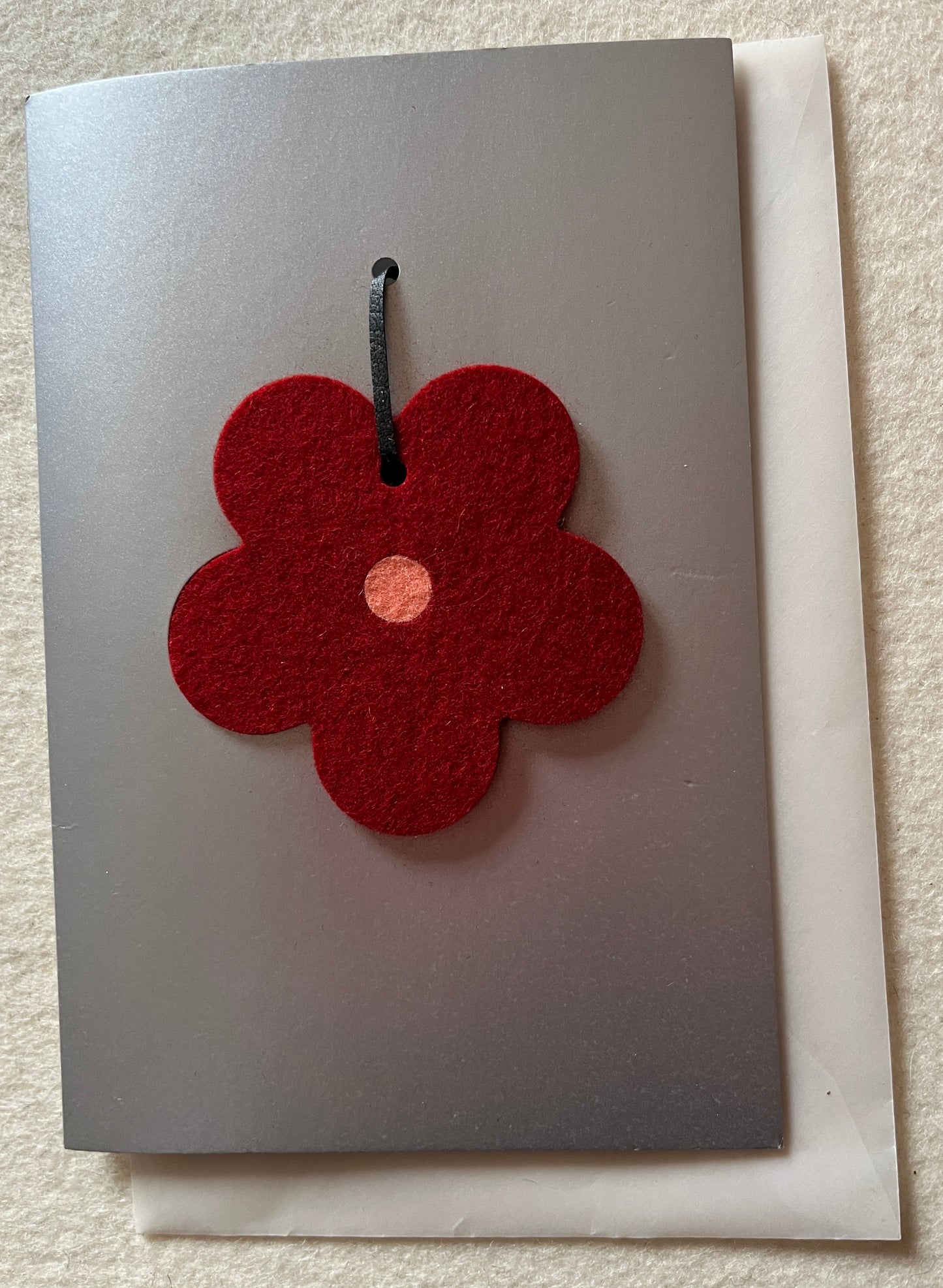 Doppelkarte mit Schlüsselanhänger Hey-Sign Wollfilzblume rot