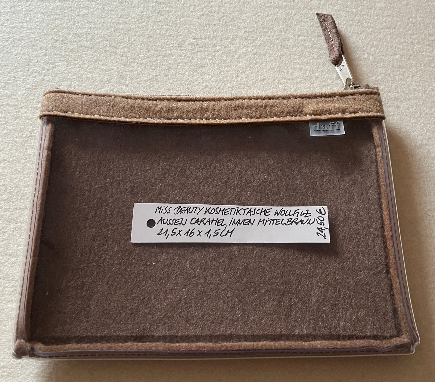 Miss Beauty Wollfilz-Kosmetiktasche außen caramelbraun, innen mittelbraun