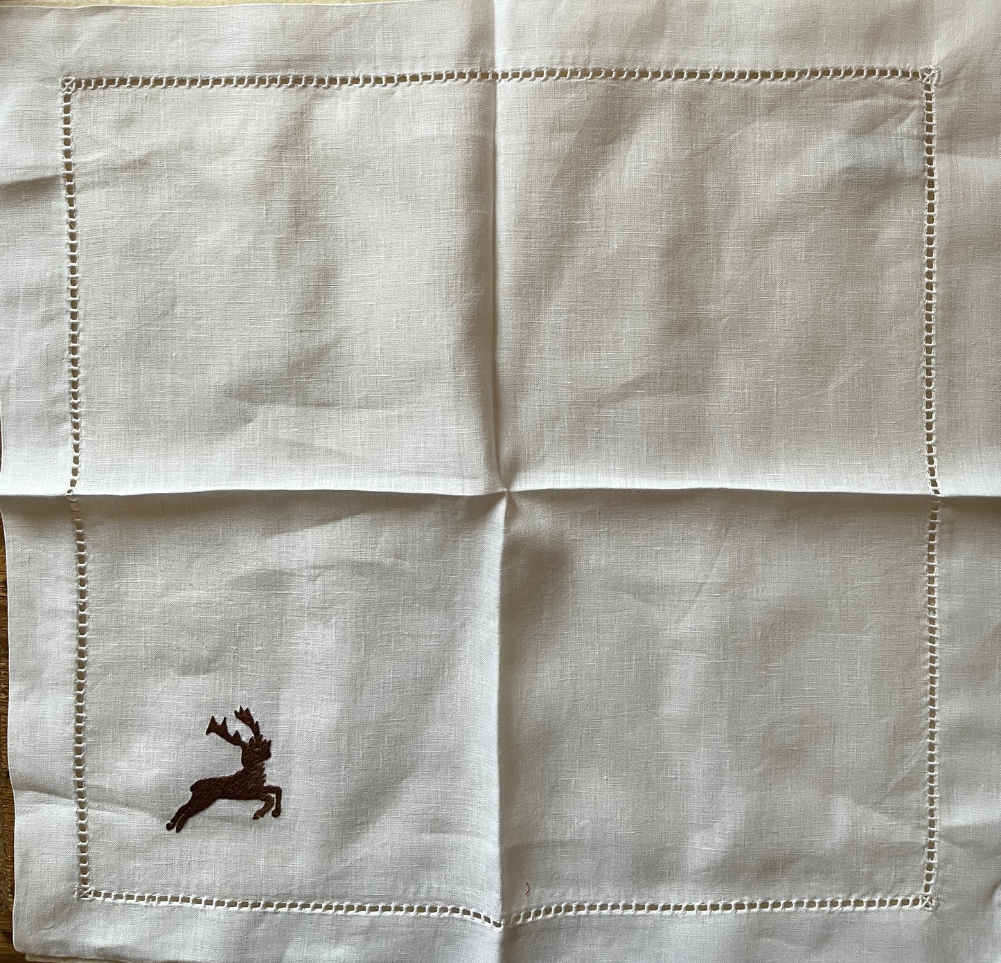 Forest Leinen-Serviette 40 x 40 cm, mit Handbestickung Hirsch und Hohlsaum