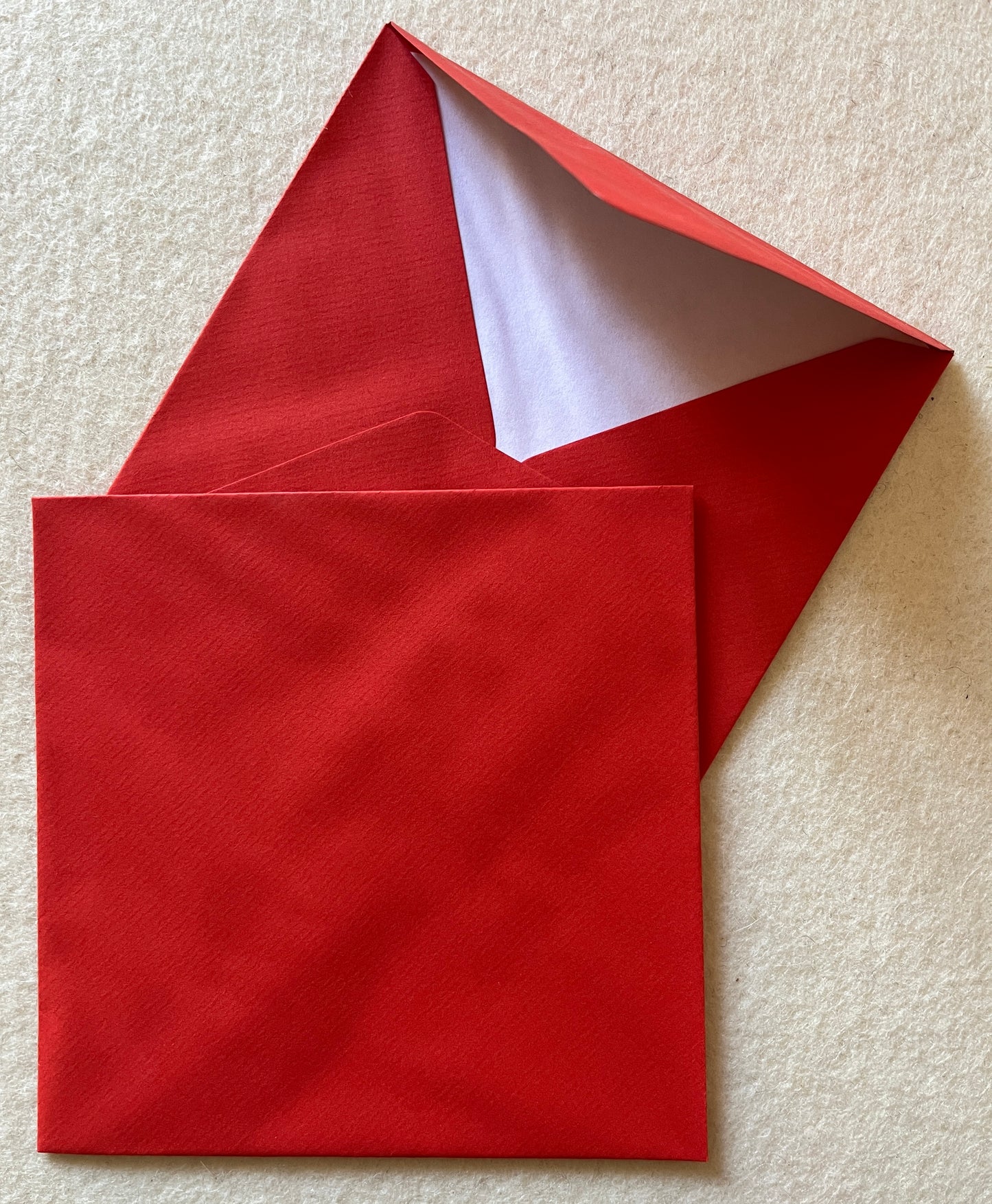 Briefumschlag quadr. rot 12,5 x 12,5 cm, gefüttert