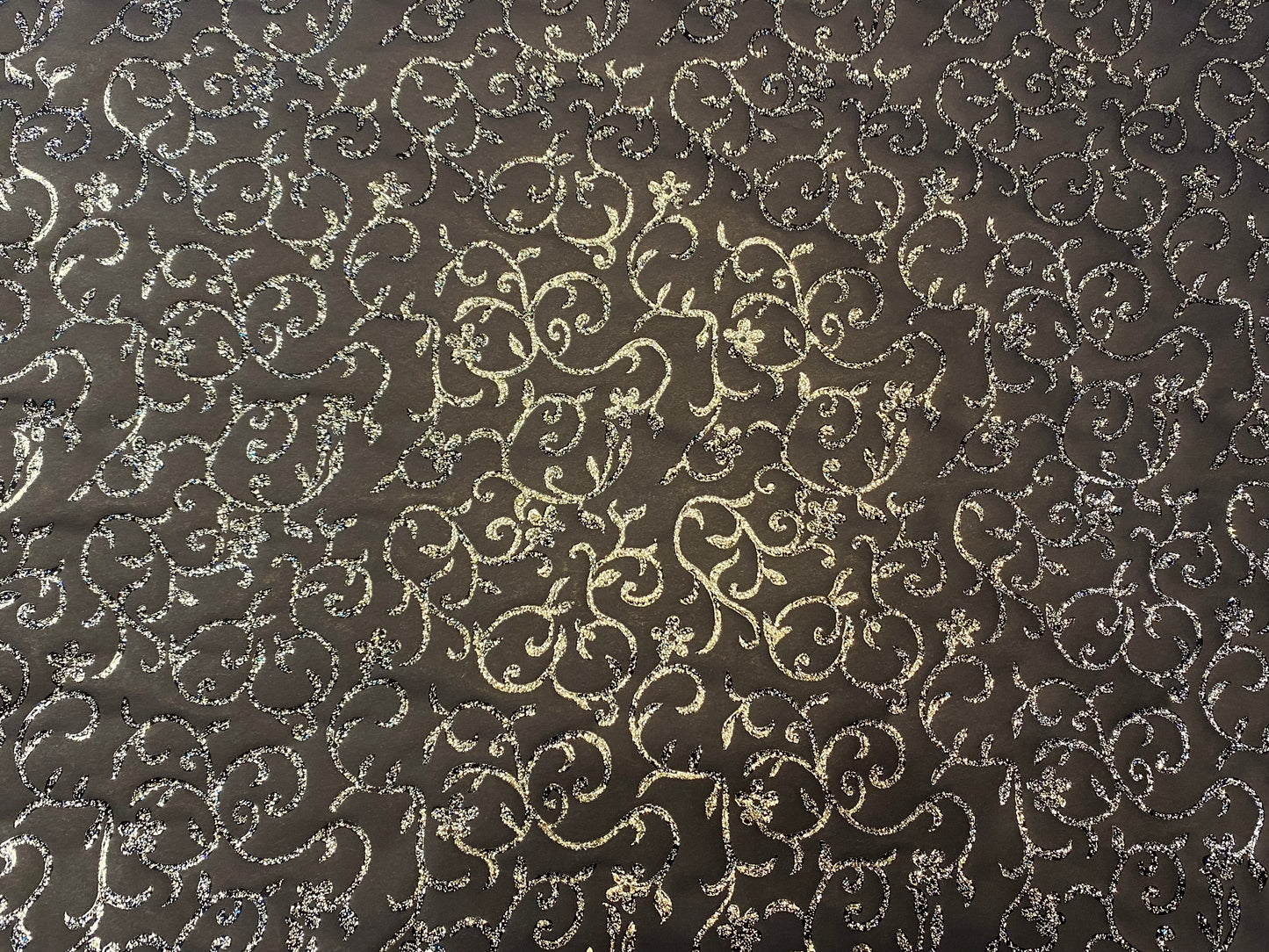 Geschenkpapier dunkelblau mit silbernen Glitzerblumen