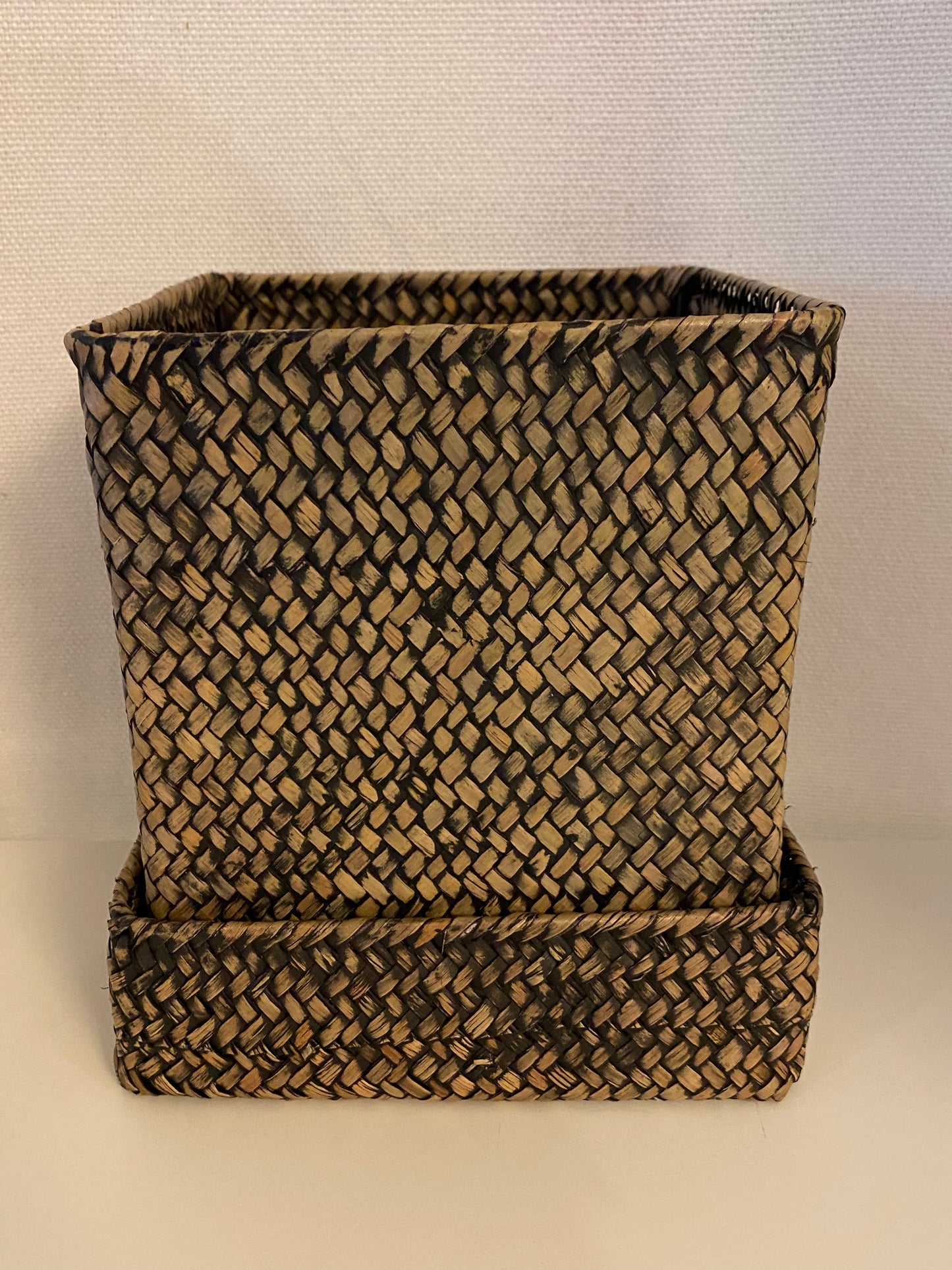 Korb dunkelbraun mit Stülpdeckel, quadratische Grundform, kleine Größe