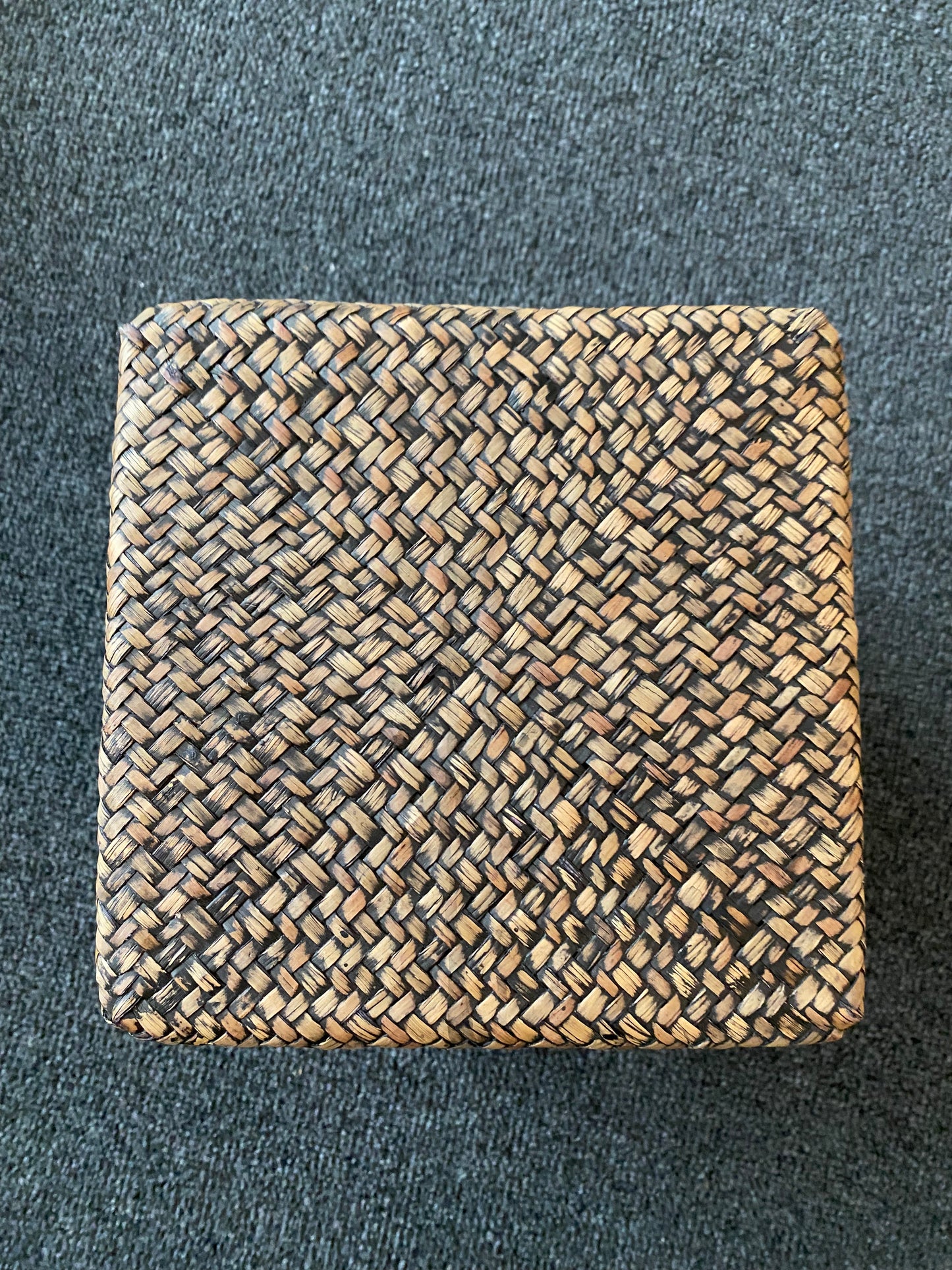 Korb dunkelbraun mit Stülpdeckel, quadratische Grundform, kleine Größe