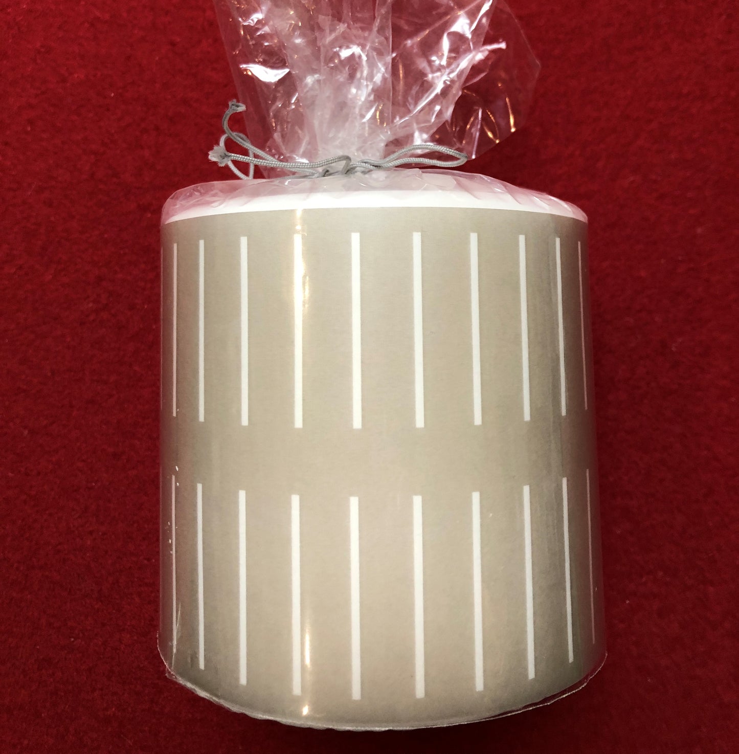 Zylinderkerze, D 10 cm, H 10 cm, Nadelstreifen beige, brennt 84 Std.