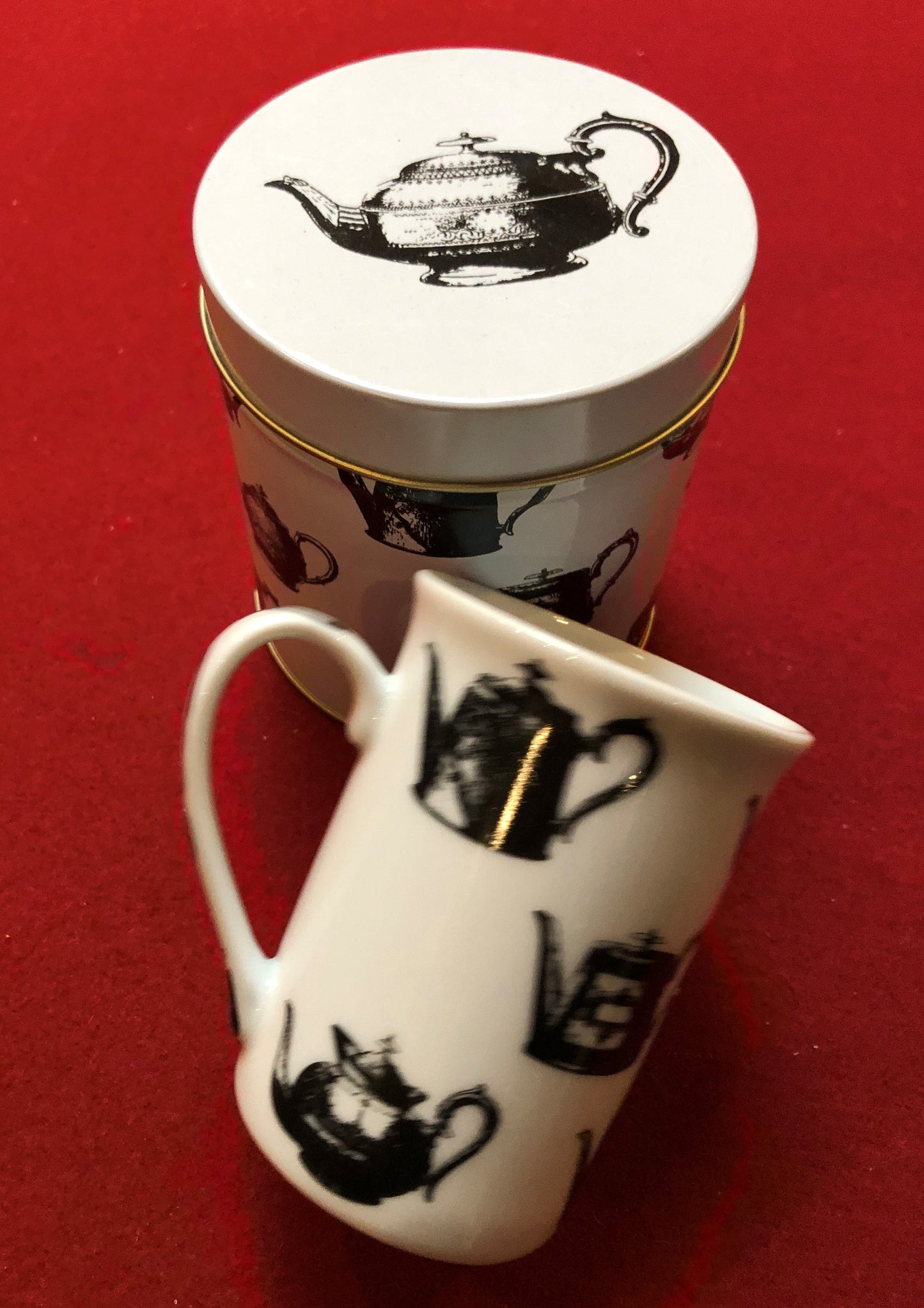 Teezeit Porzellan-Henkelbecher "Black Tea" in Teedose