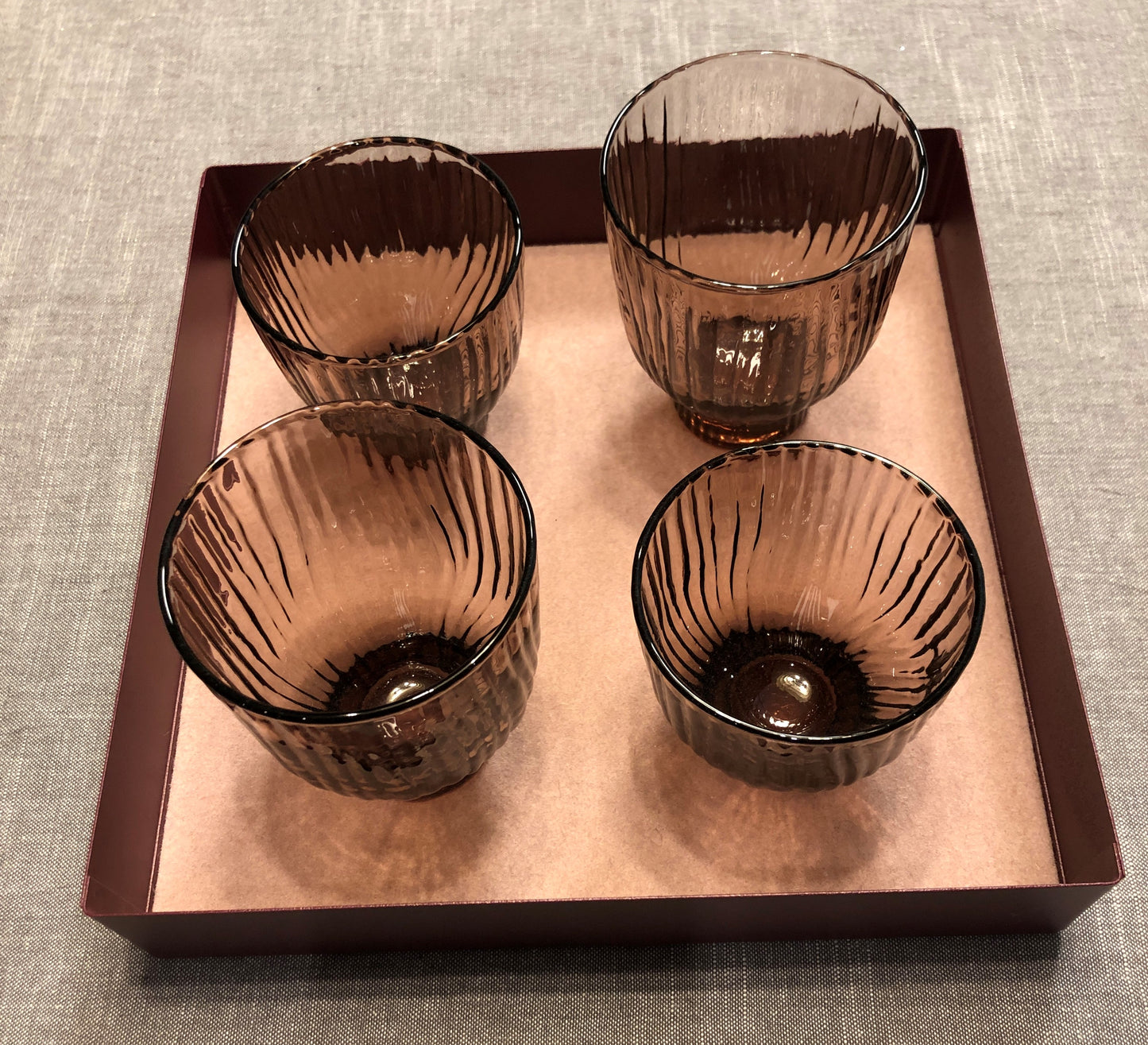 "Cubic" Metall-Tablett pflaume, 25 x 25 x 5 cm