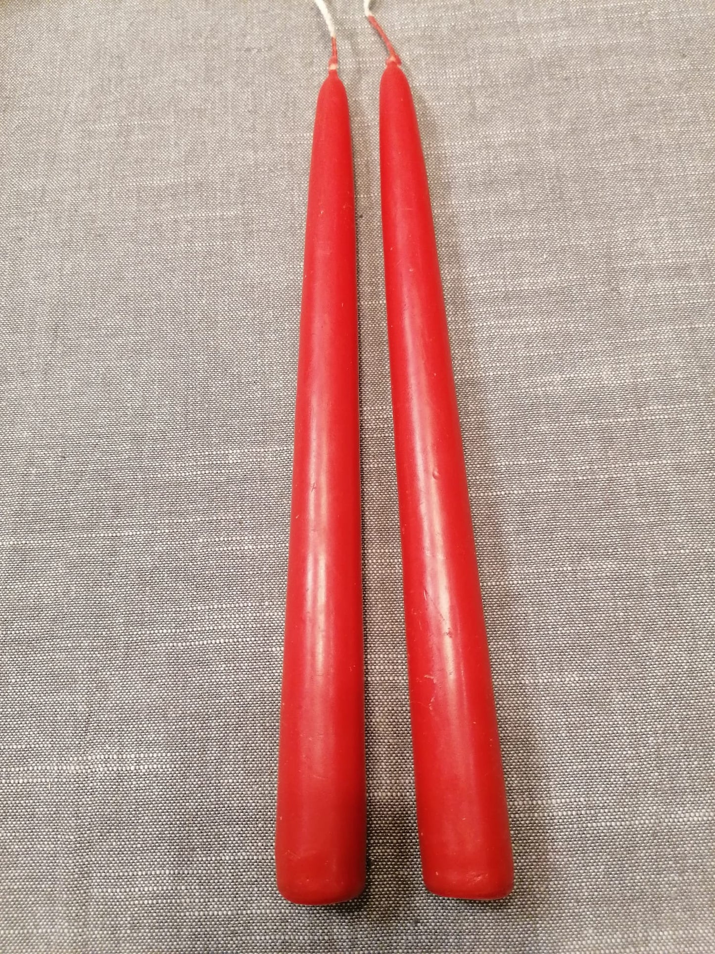 Spitz-Kerzen 2er Set, rot, D 2,2 cm, H 24 cm, brennt 6 Std., 100 % Paraffin