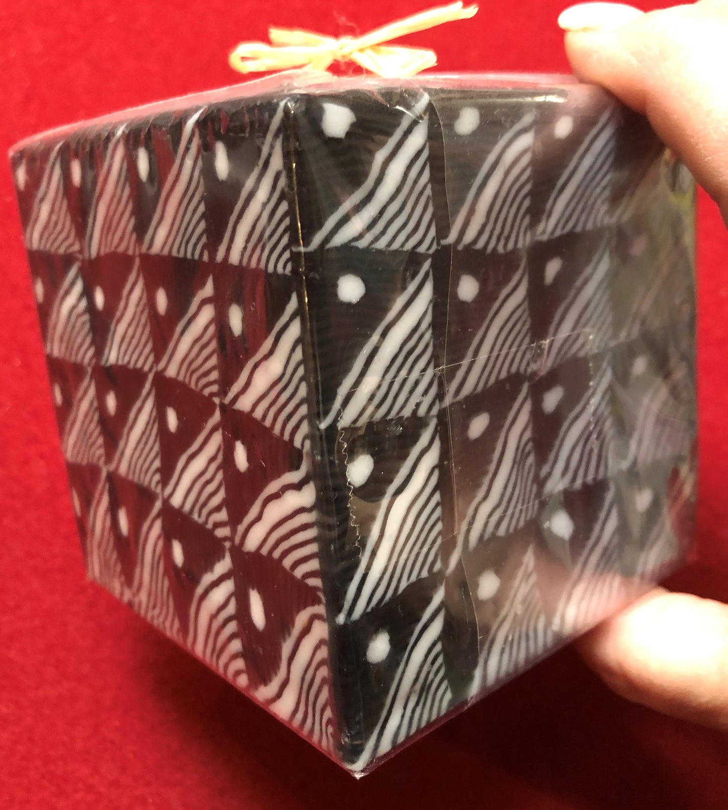 Windlicht-Kerze B 9 cm, H 9 cm, T 9 cm, Schwarz-Weiß